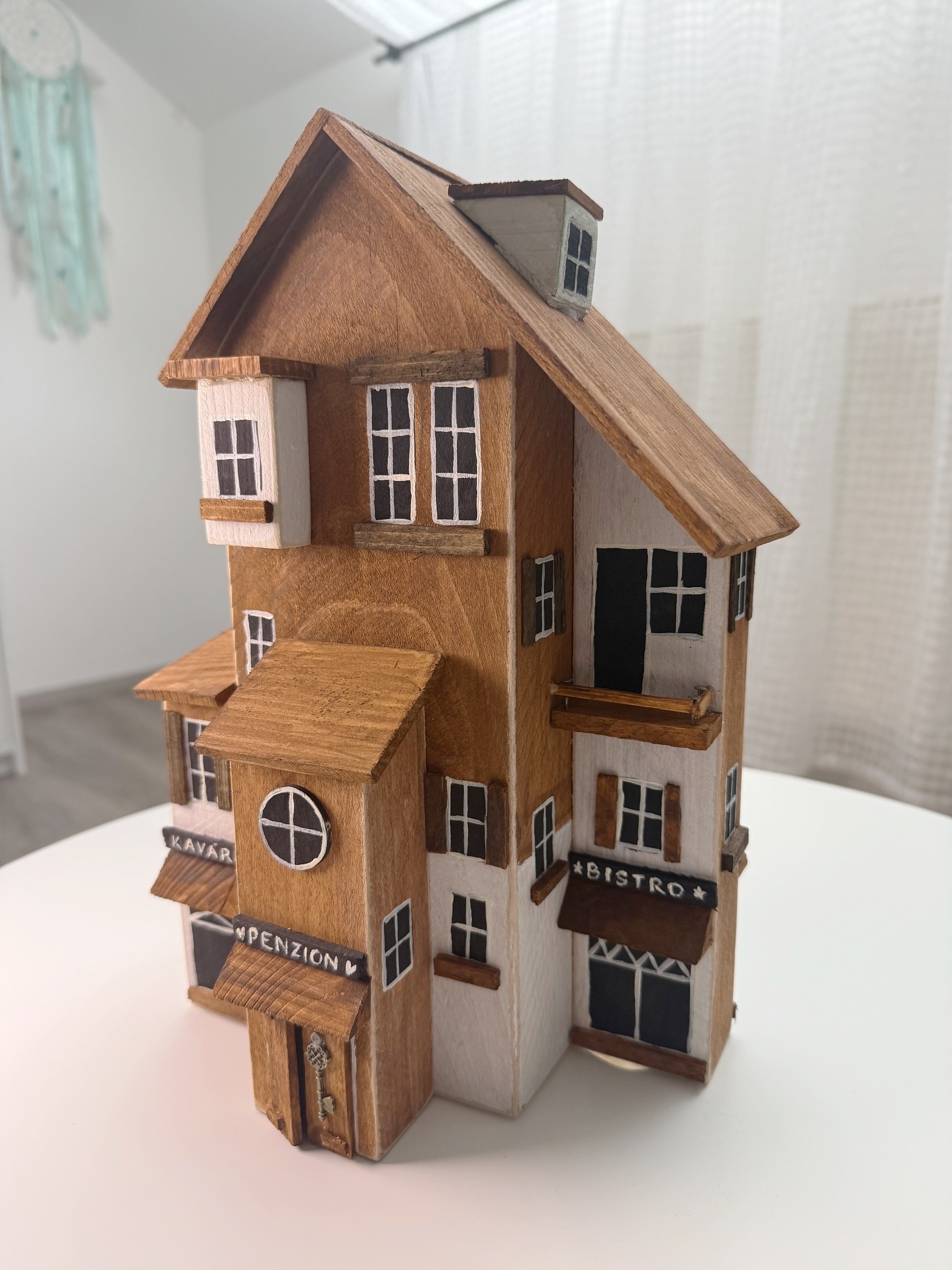 Alpské městečko – Dřevěný domeček s kavárnou – bílo-hnědý