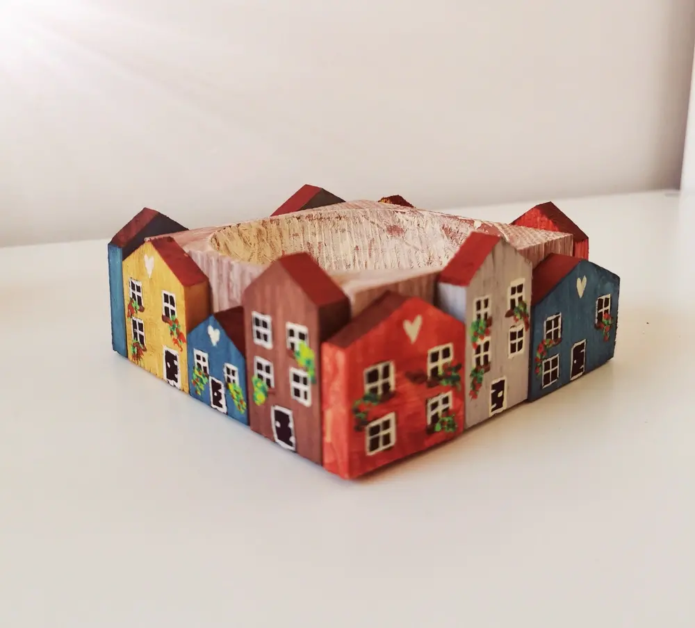 Dřevěná miska s domečky barevná