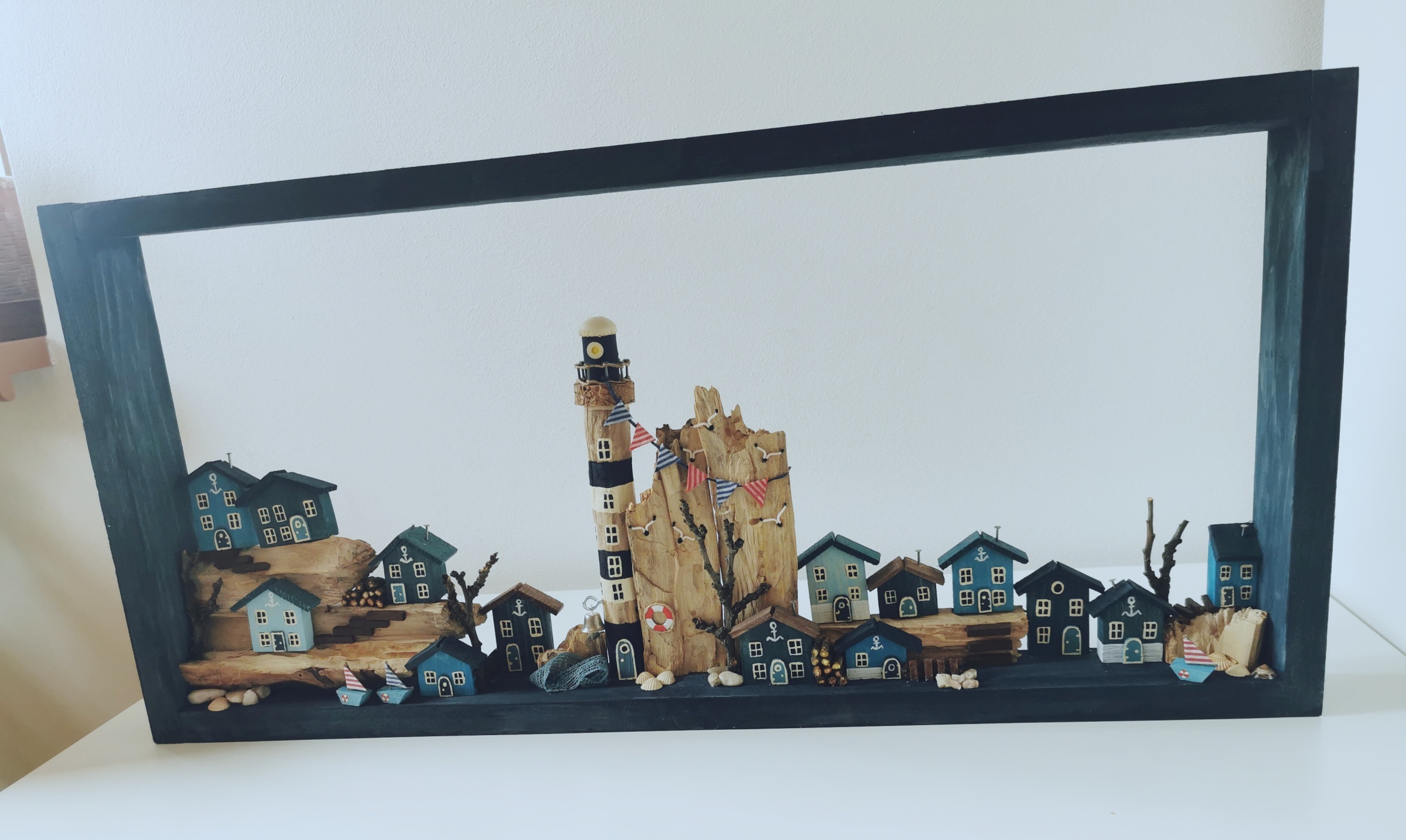 Dřevěný obraz s domečky a majákem