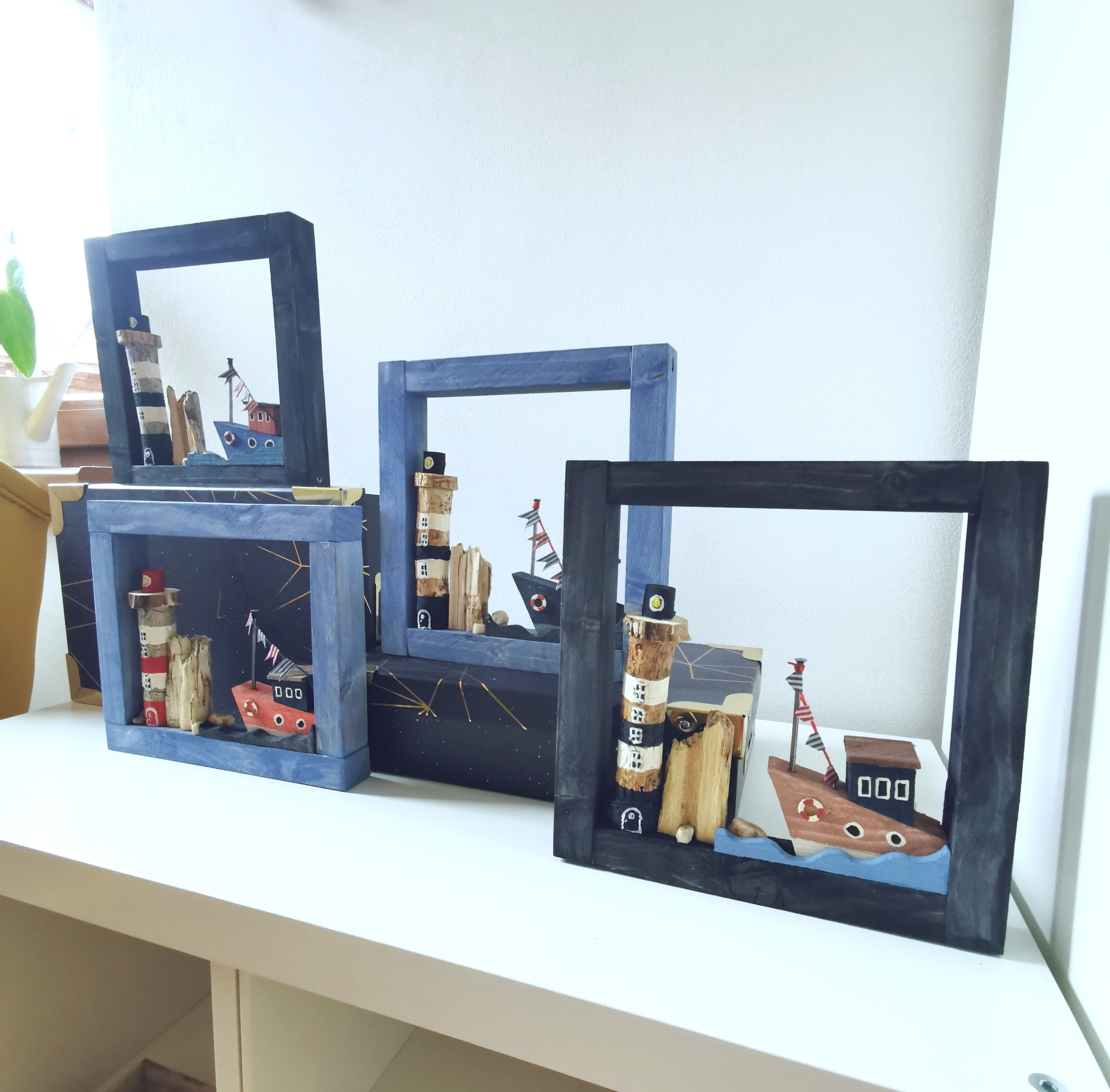 Dřevěný obrázek s majákem a lodí