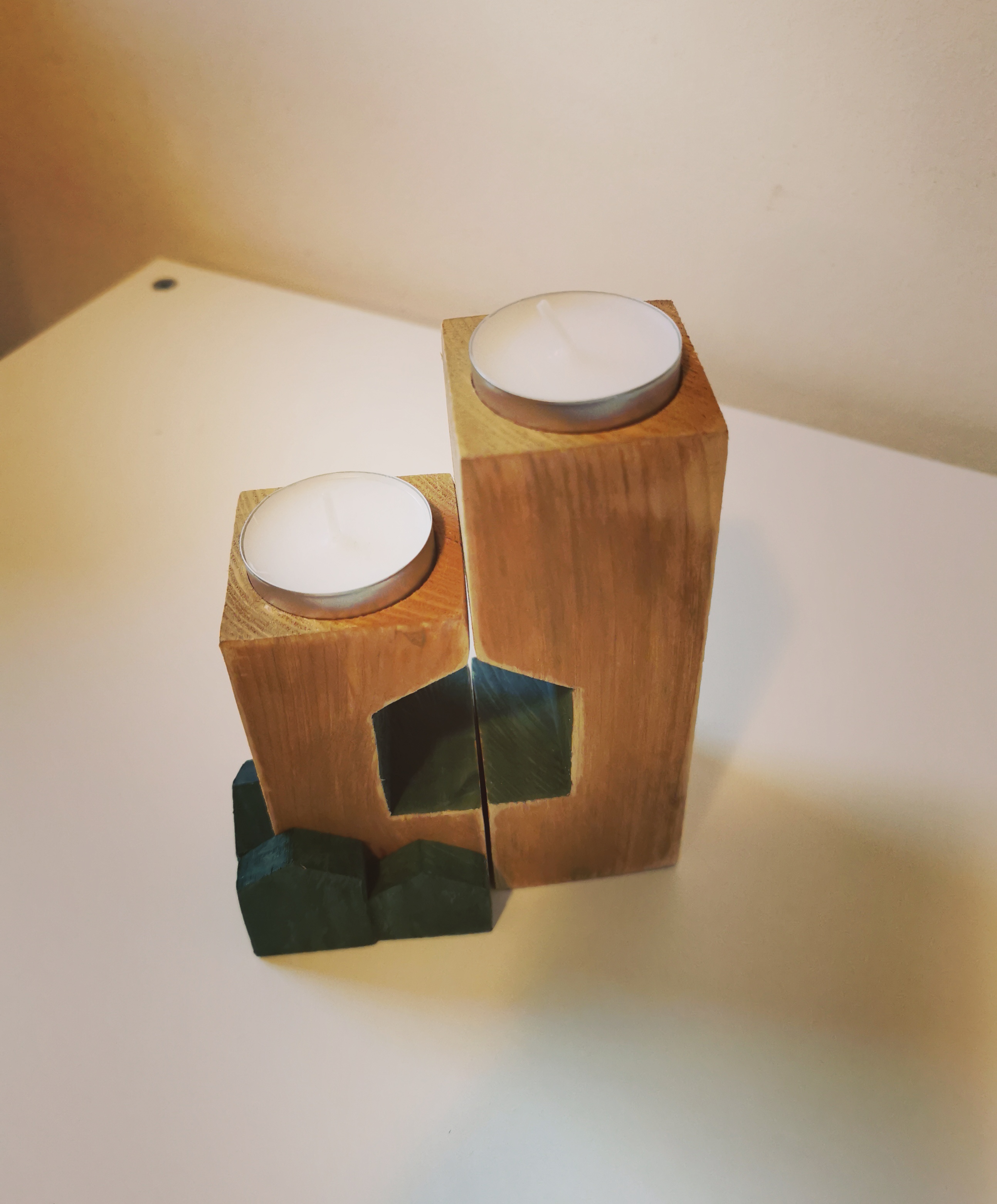 Dřevěný svícen s domečky pro 2 čajové svíčky