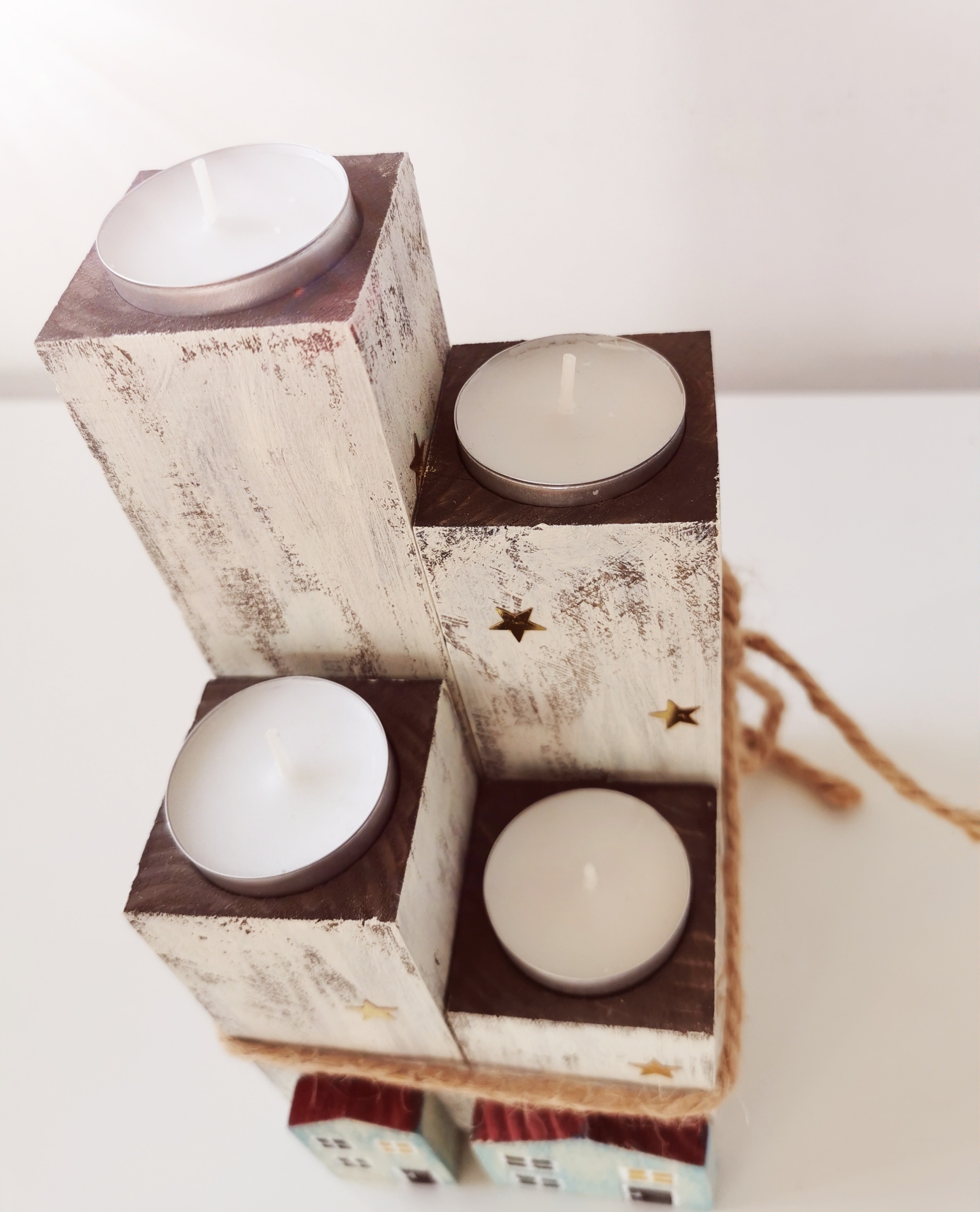 Dřevěný čtyřdílný svícen s dekoracemi s domečků (8-20cm)