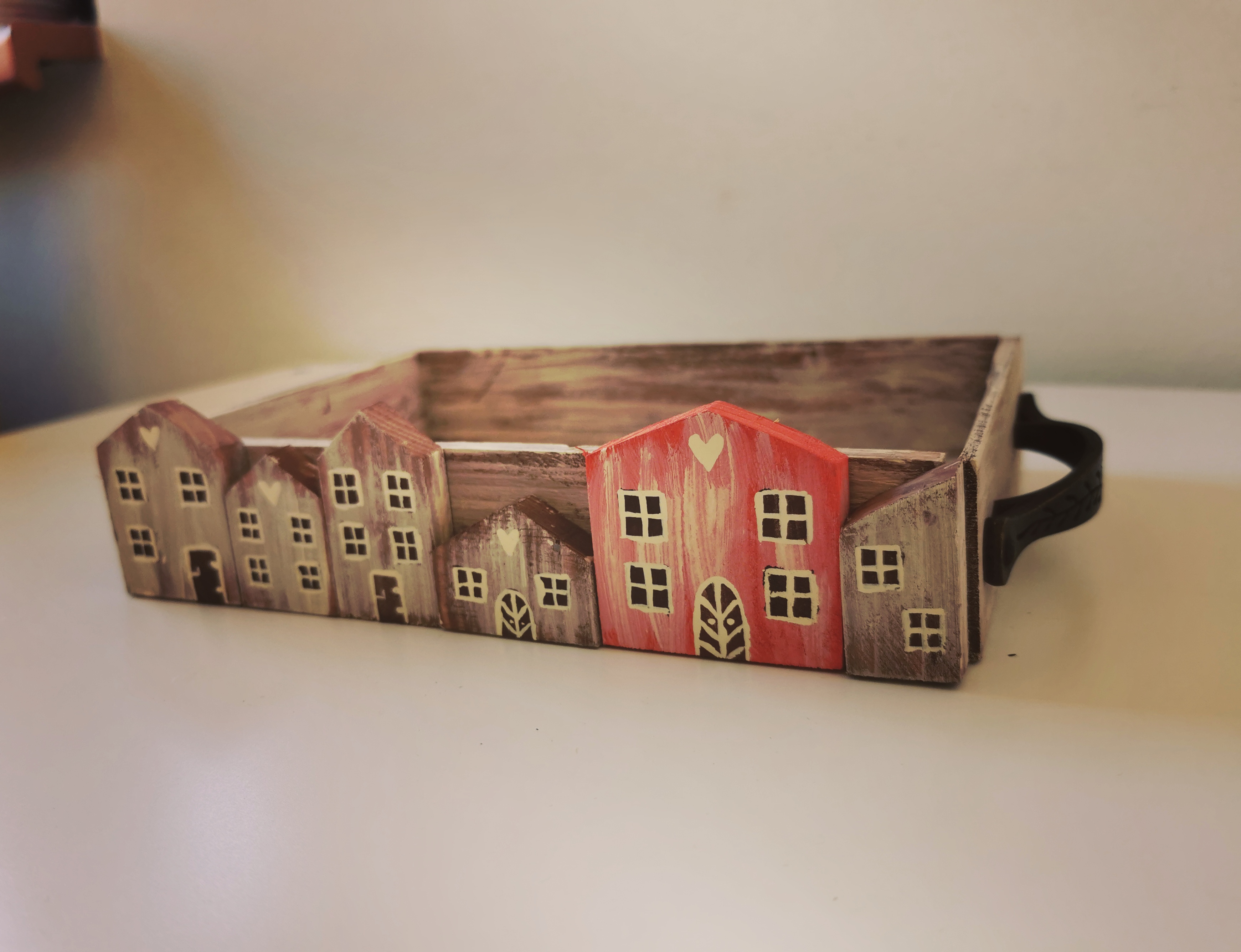 Dřevěný tácek s vintage kovovými madly