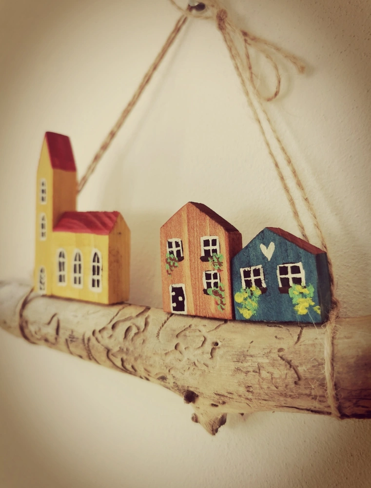 Závěsná dekorace z dubové větvičky s domečky - barevná