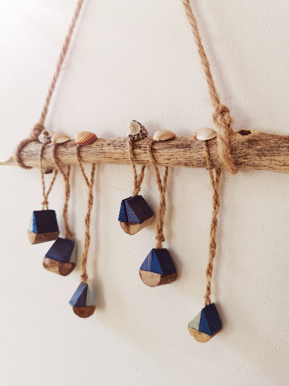 Závěsná dekorace z dubové větvičky s lodičkami