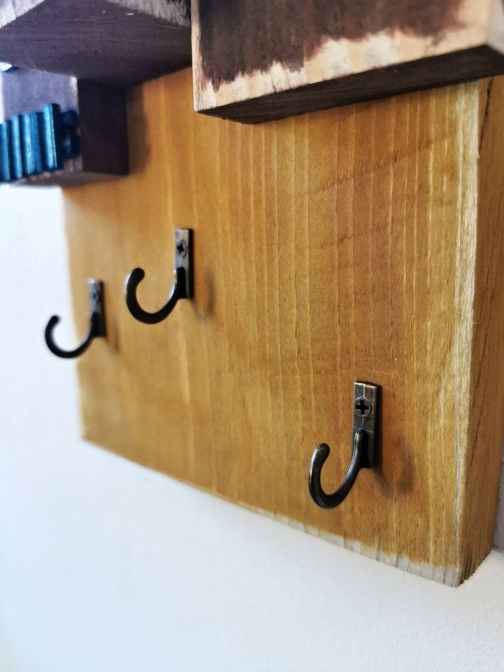 Věšák na klíče ve tvaru domečku