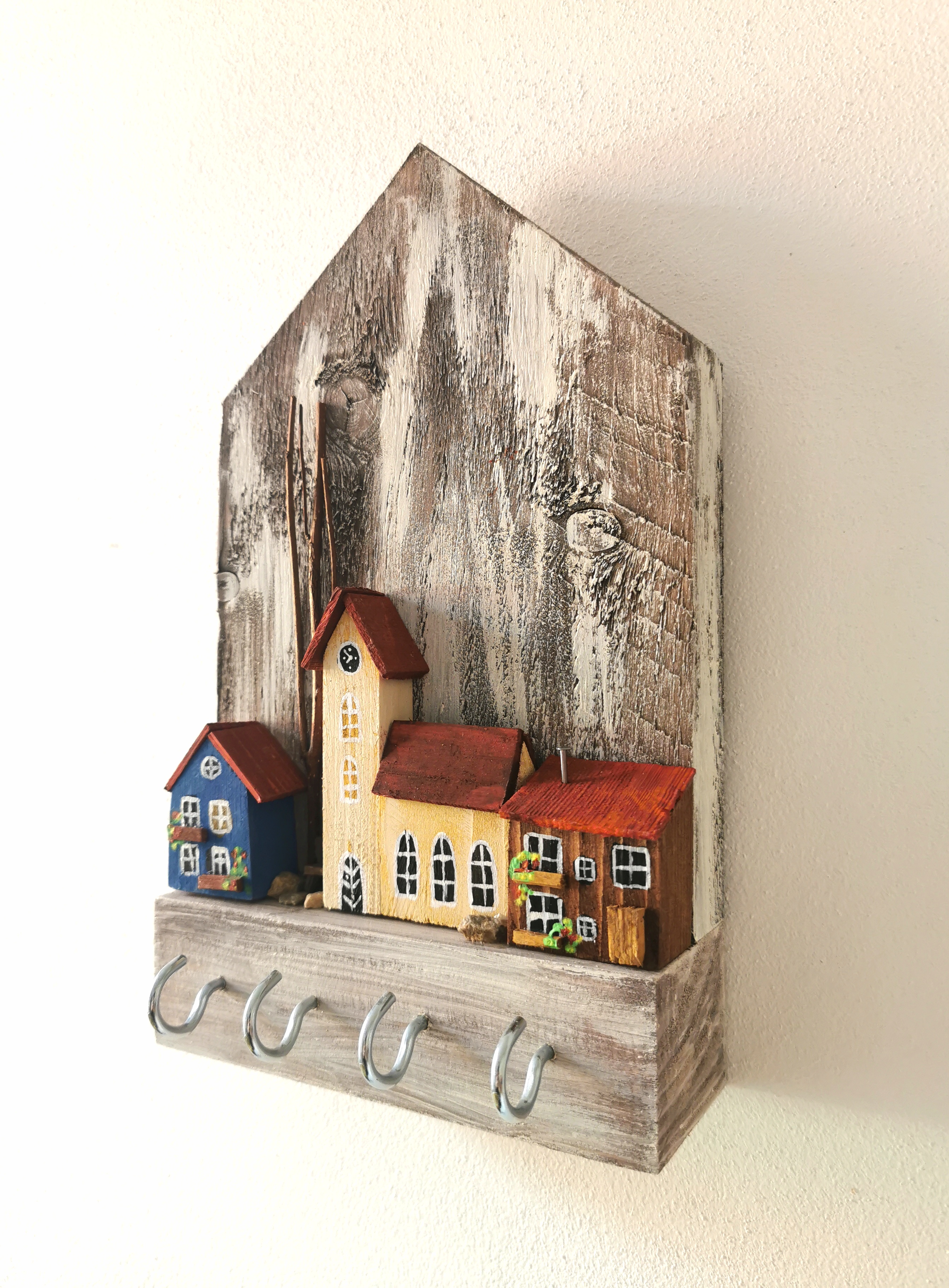 Dřevěný věšák na klíče