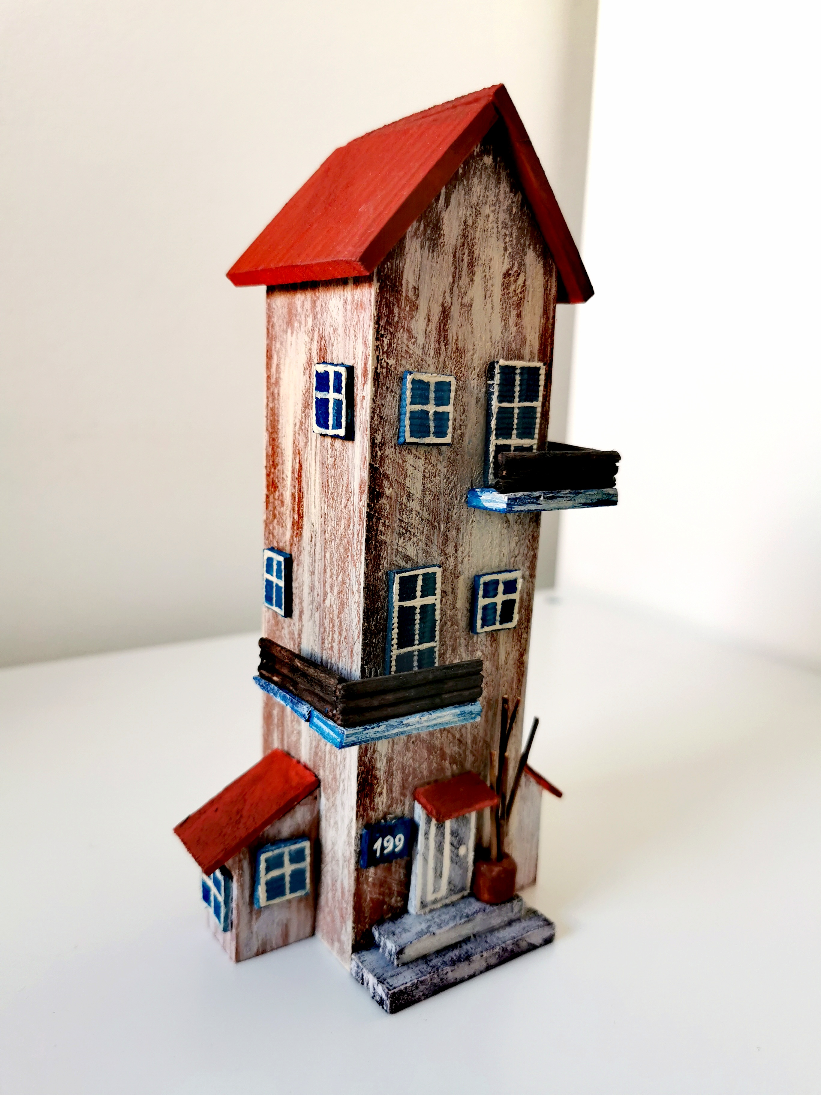 Dřevěná dekorace ve tvaru patrového domku