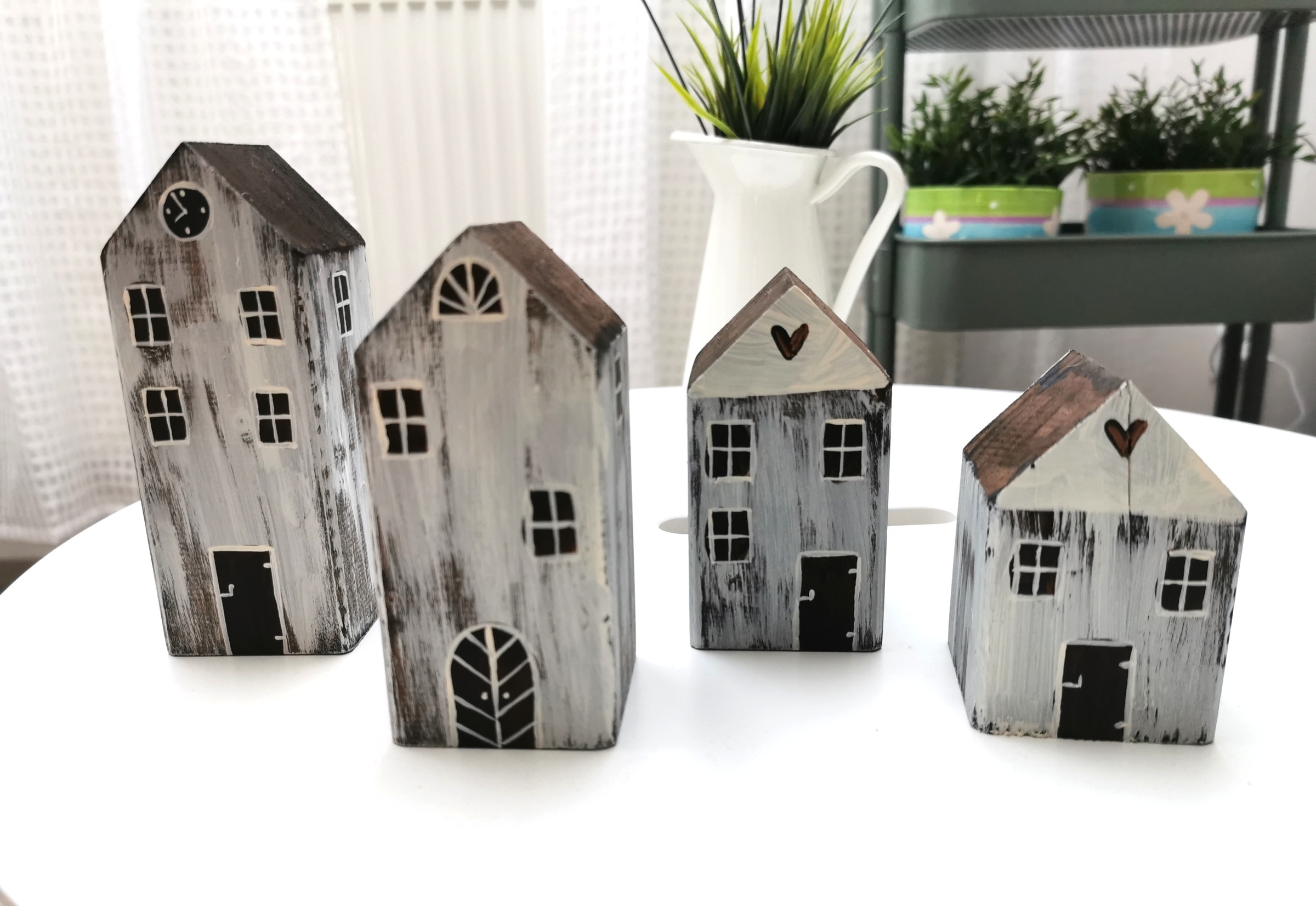 Dřevěné dekorace ve tvaru domečků - větší (4kusy)