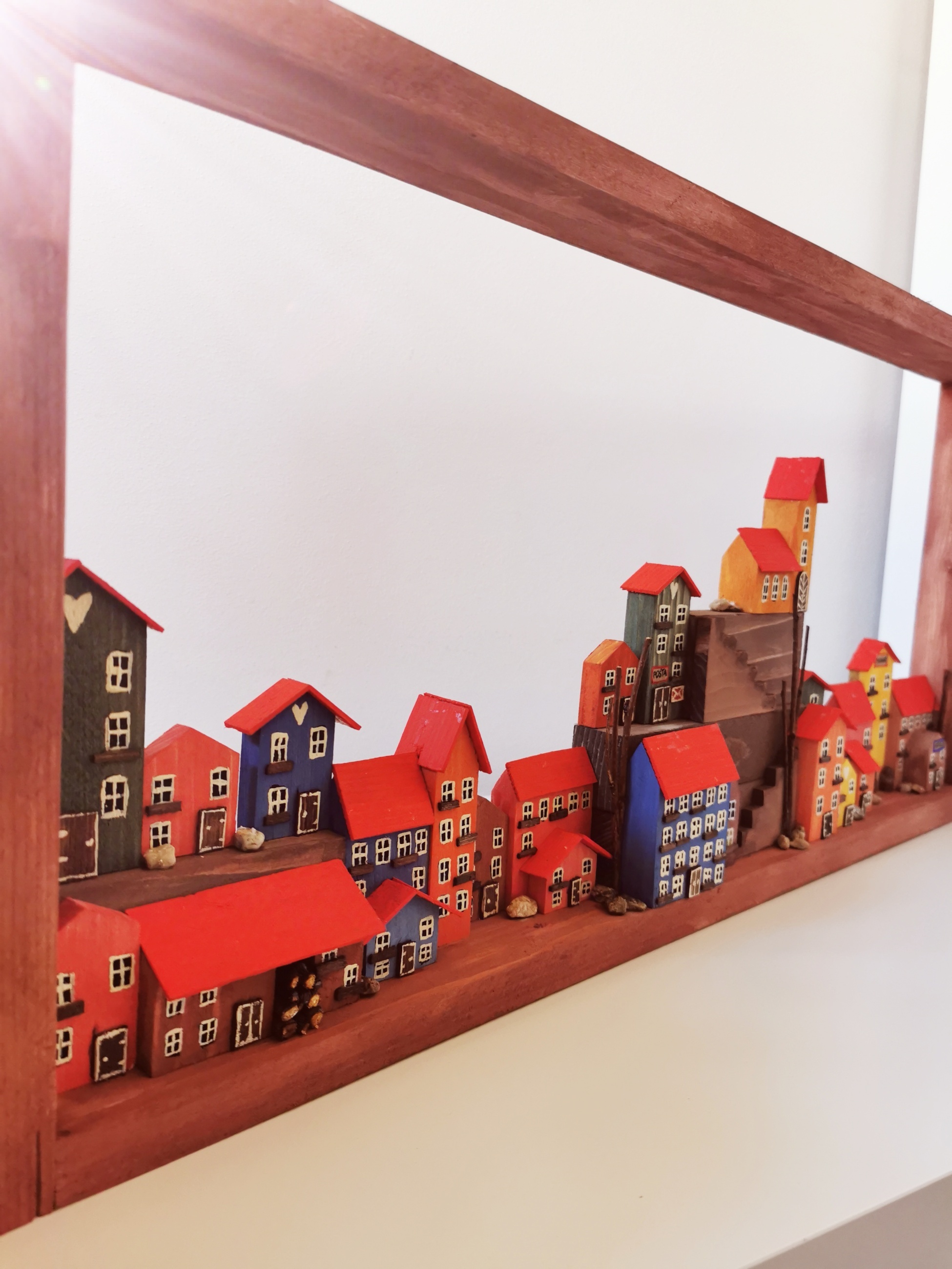 Dřevěný obraz s barevnými domečky