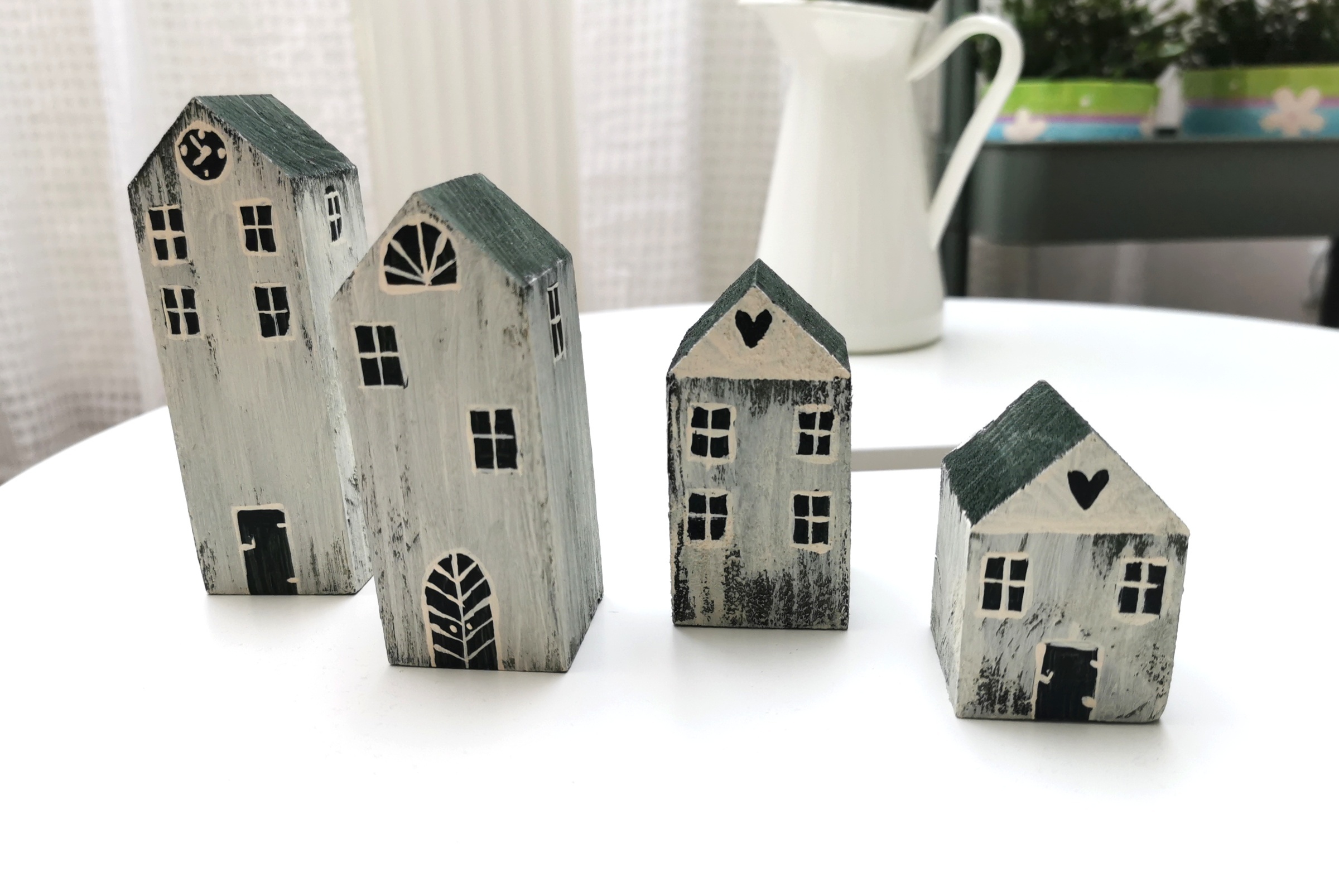 Dřevěné dekorace ve tvaru domečků - menší (4kusy)