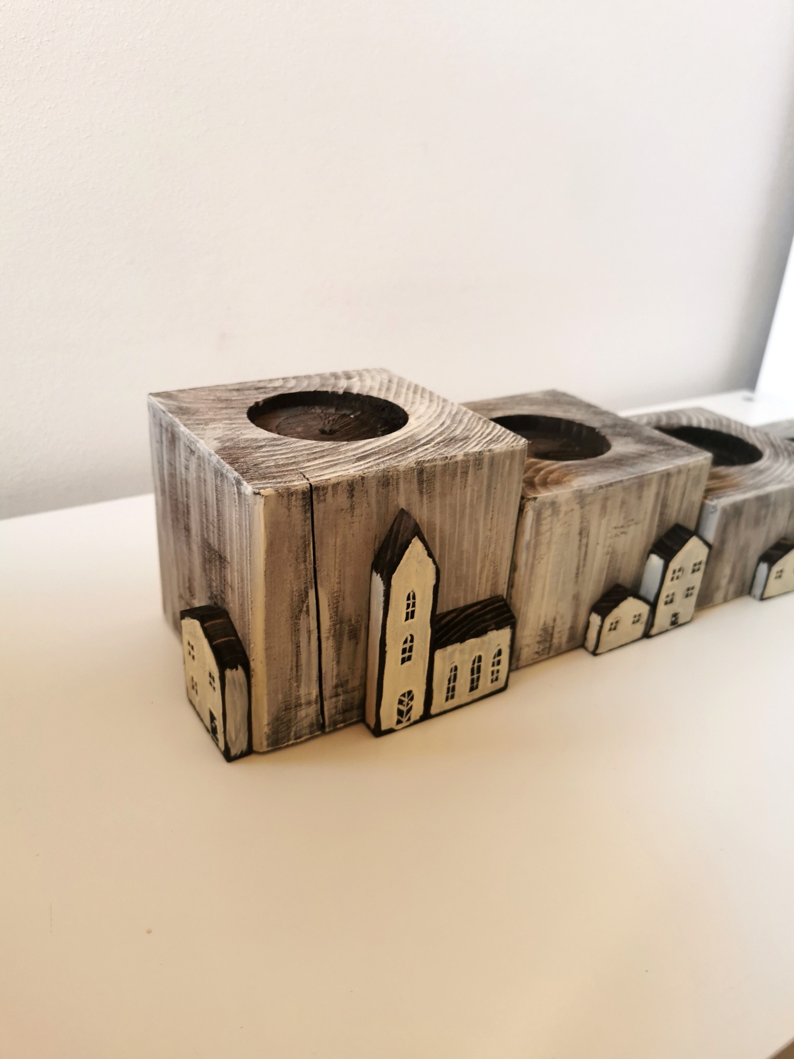 Dřevěný rustikální čtyřdílný svícen s dekoracemi s domečků - MAXI (včetně svíček)