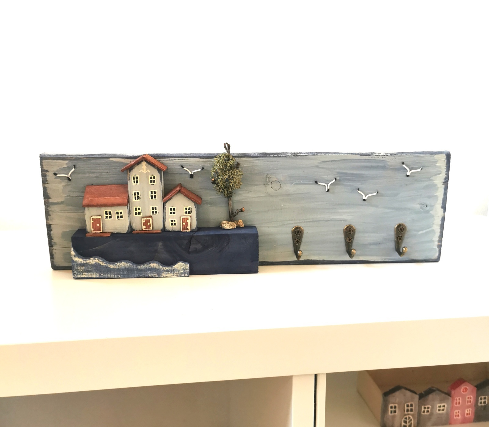 Dřevěný přímořský věšák na klíče s domečky