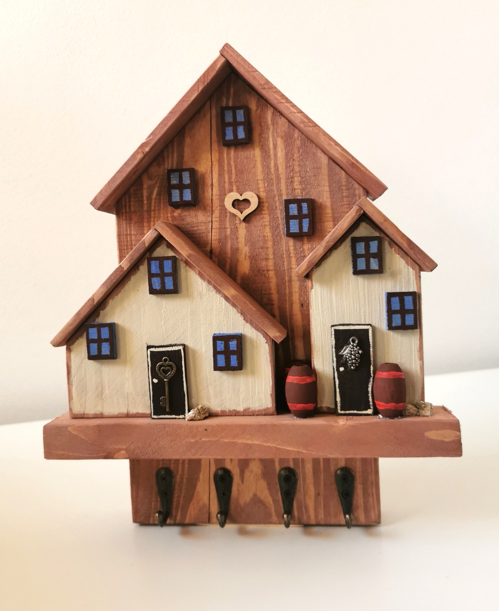Dřevěný věšák na klíče ve tvaru horské chaty