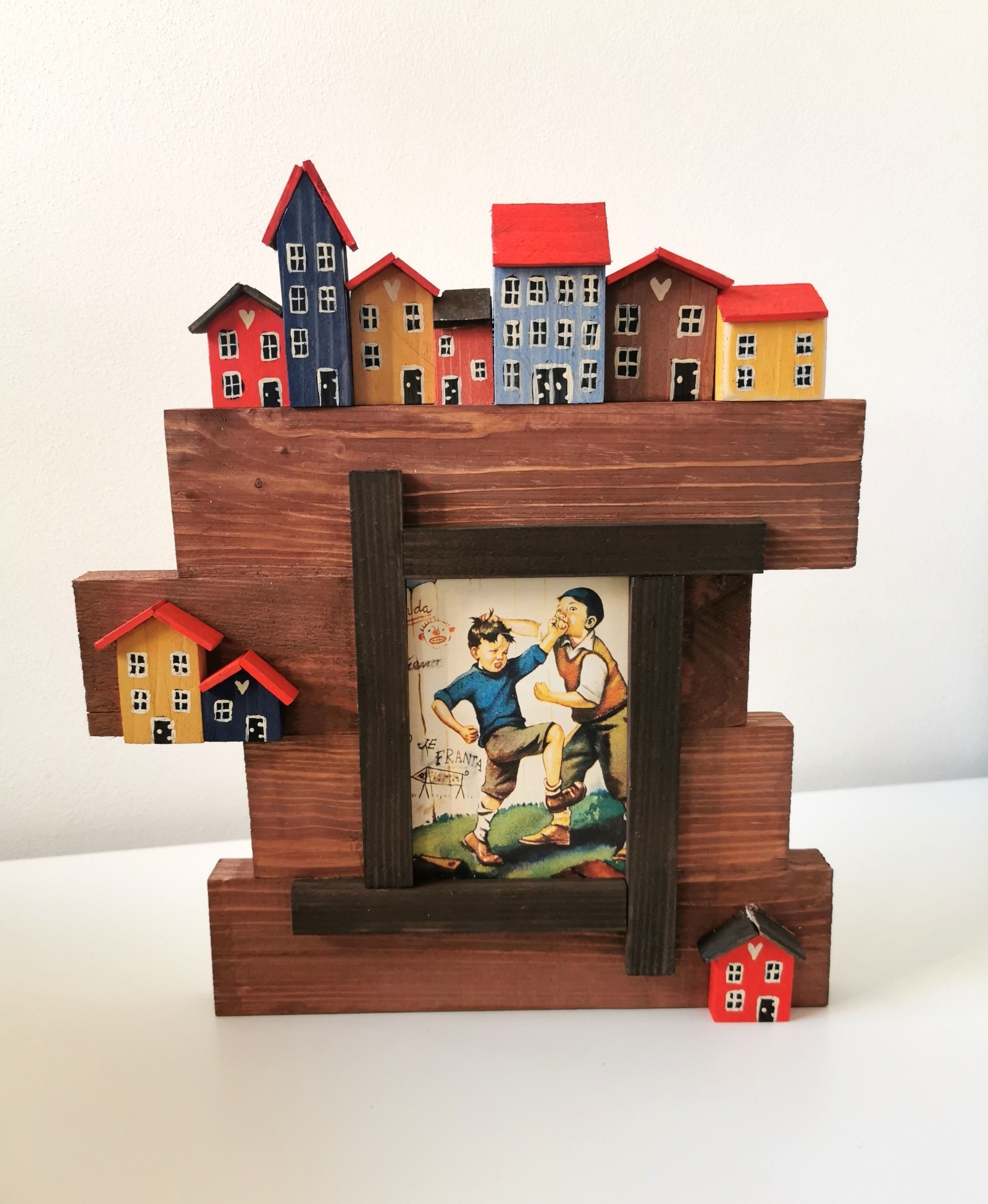 Dřevěný rámeček na fotografii s domečky