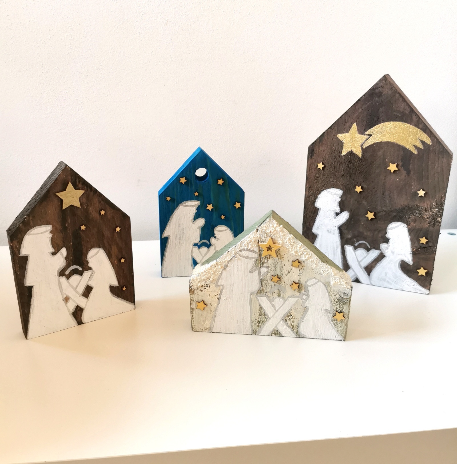 Dřevěné jesličky se Svatou rodinou