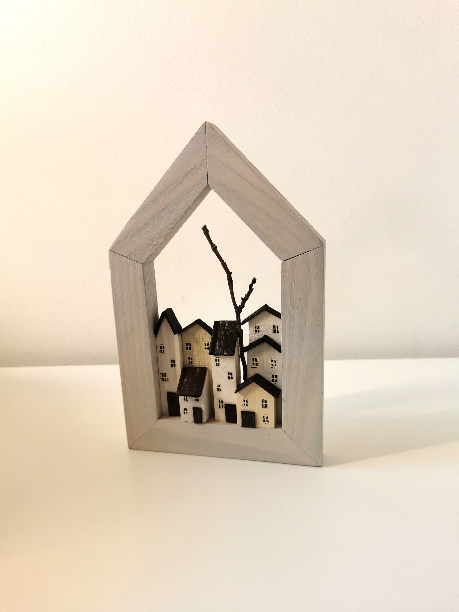 Dřevěný bílý obrázek ve tvaru domku