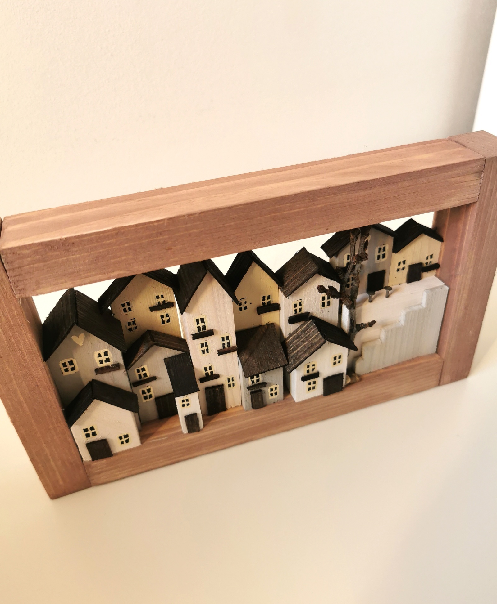 Dřevěný obrázek s bílými domečky