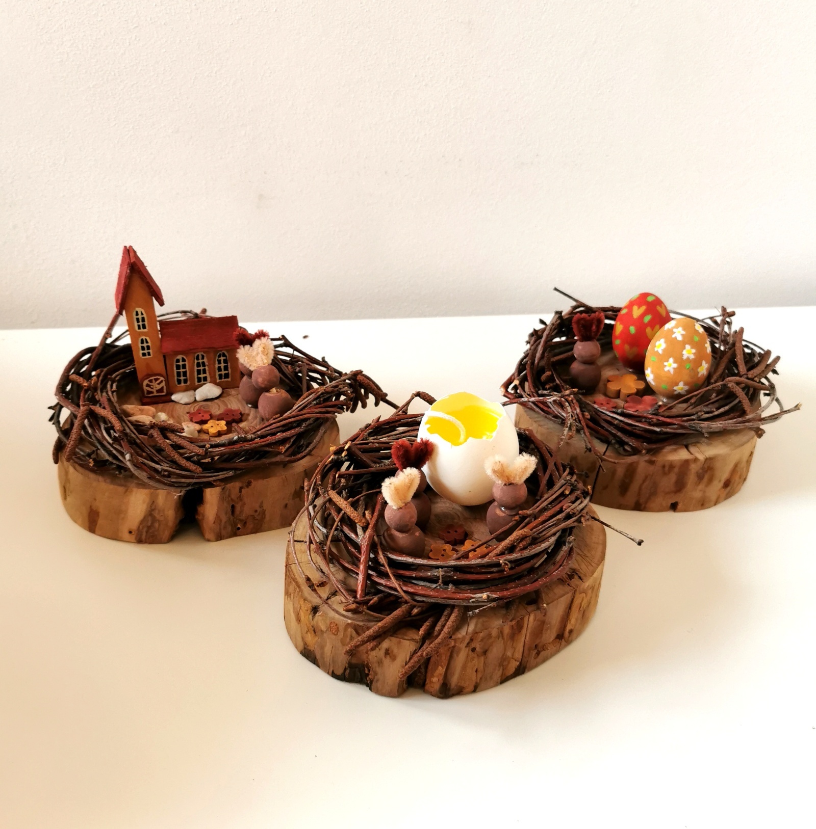 Velikonoční dekorace na slivoňovém dřevě