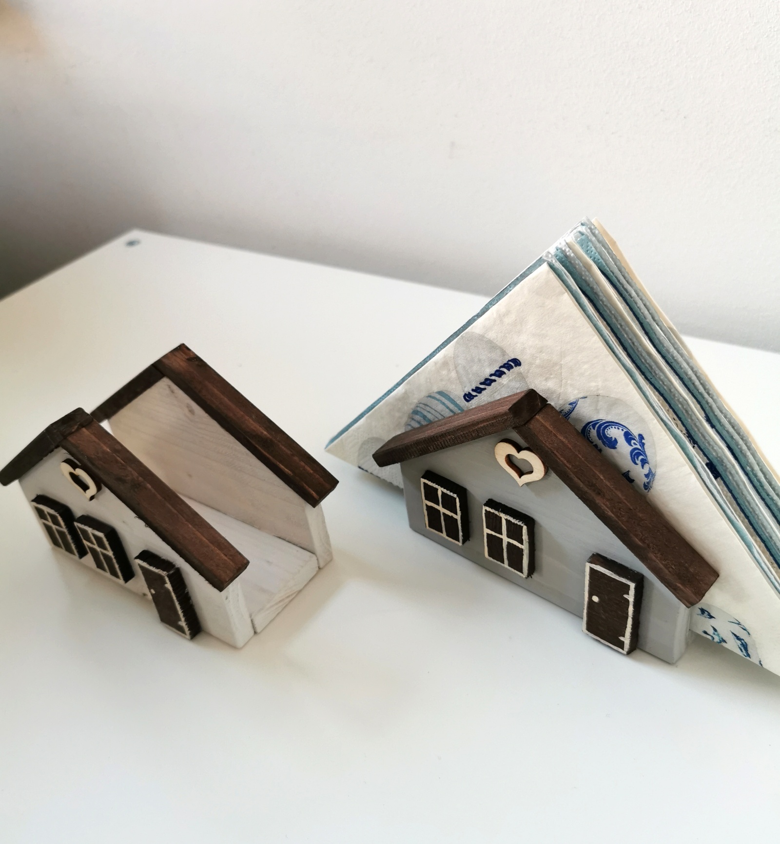 Dřevěný držák na ubrousky domek šedý