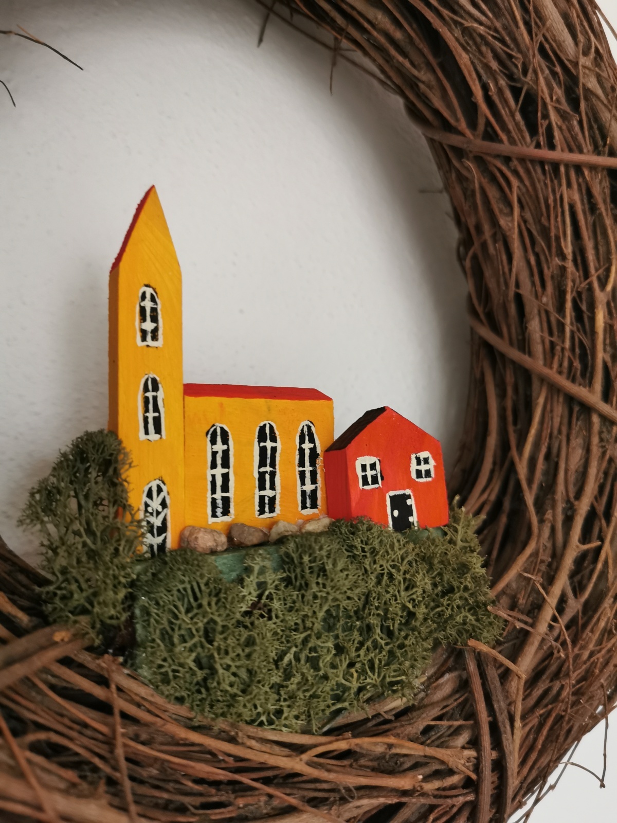 Rustikální proutěný věnec s domečky