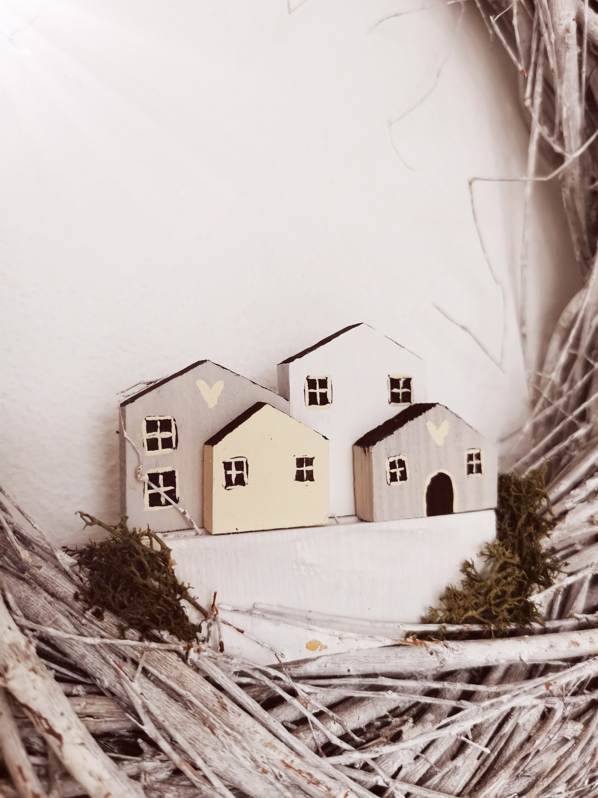 Bílý proutěný věnec s domečky