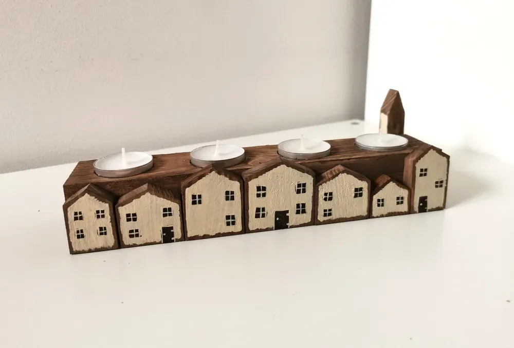 Dřevěný rustikální svícen s domečky na čtyři čajové svíčky