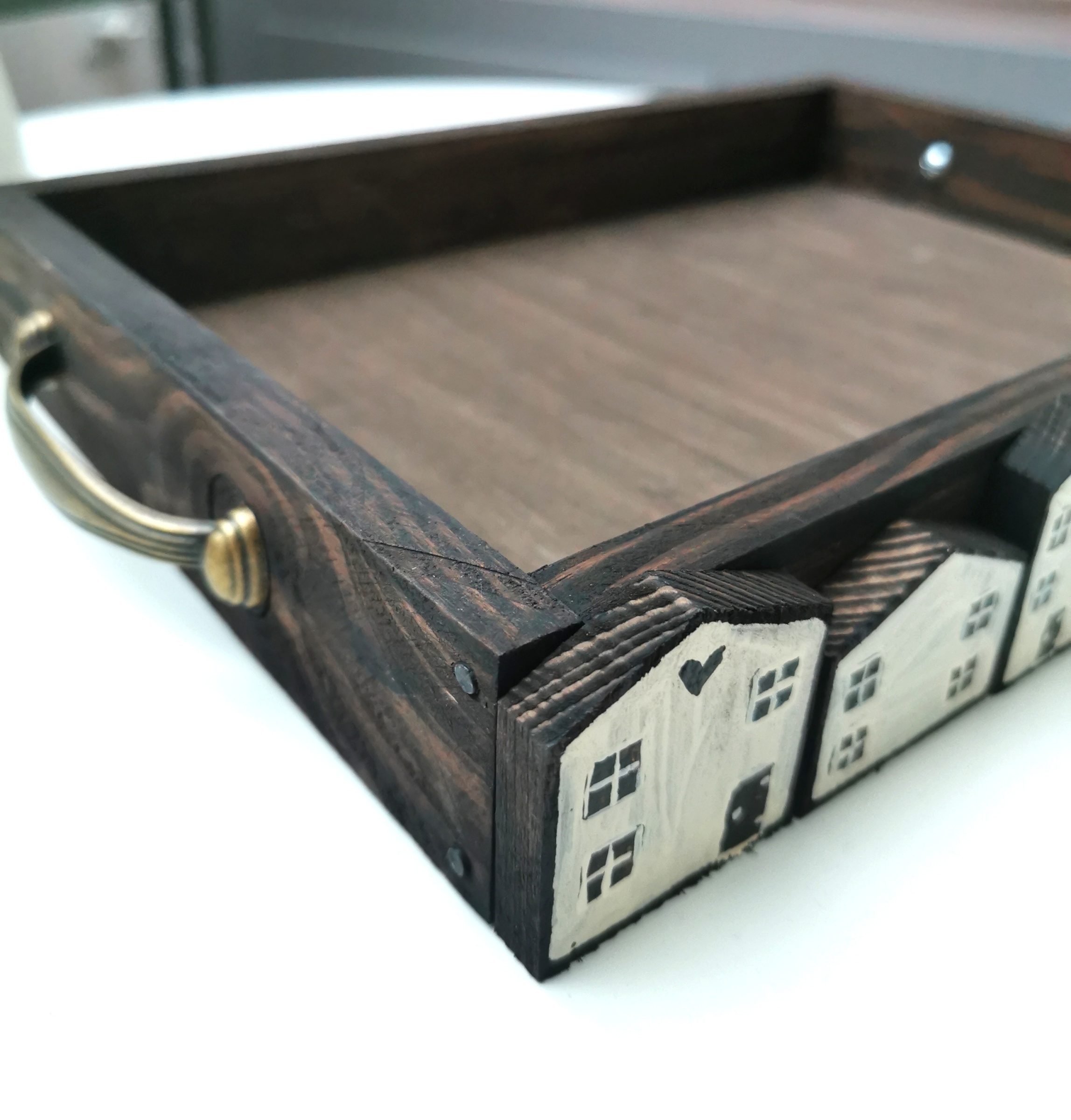 Velký dřevěný tácek s vintage kovovými madly