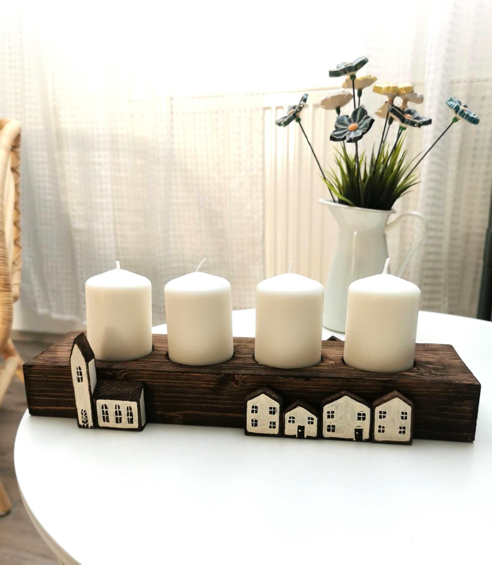 Velký dřevěný svícen s romantickými domečky