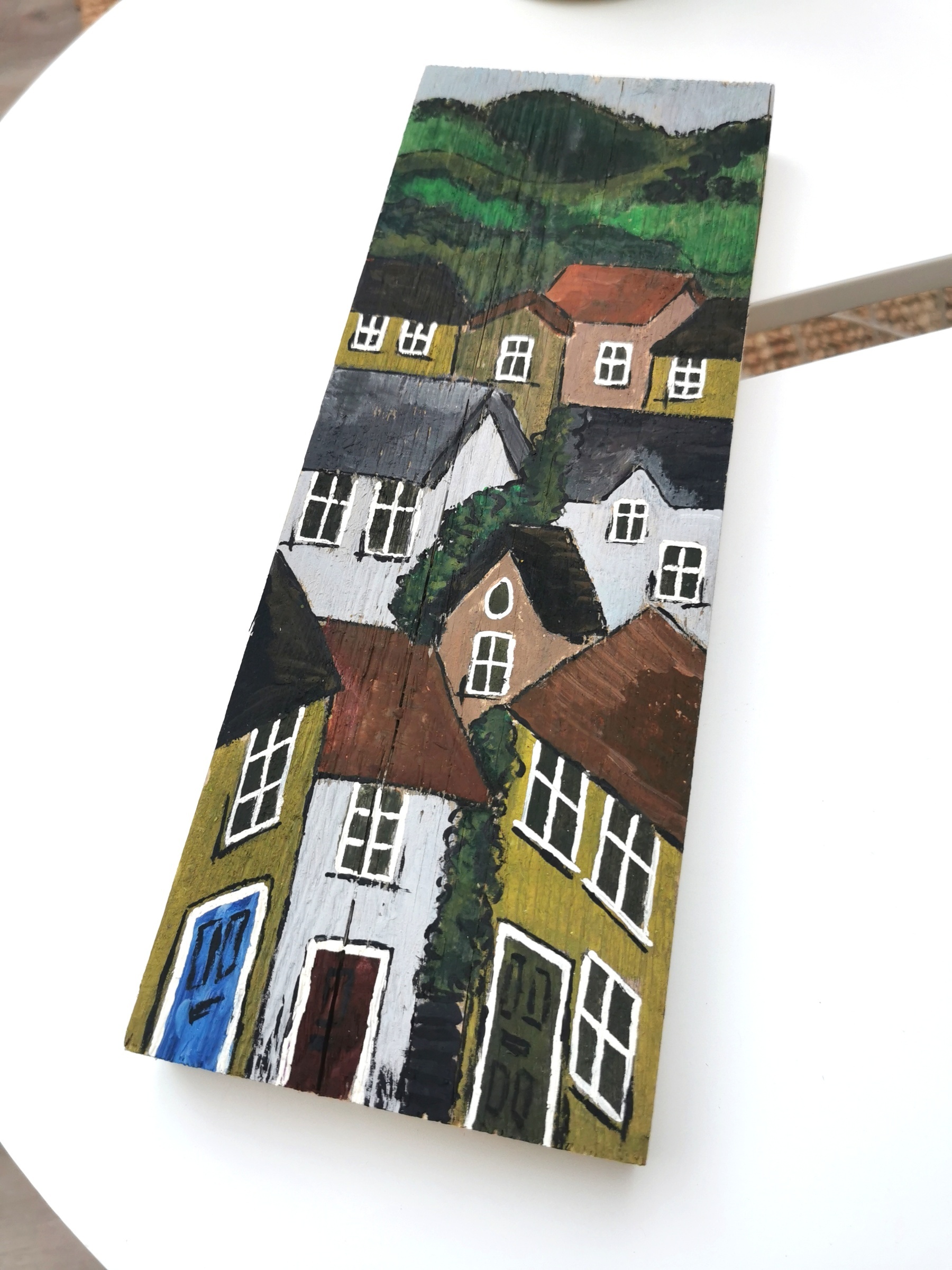 Malovaný dřevěný obraz s malebnou vesničkou