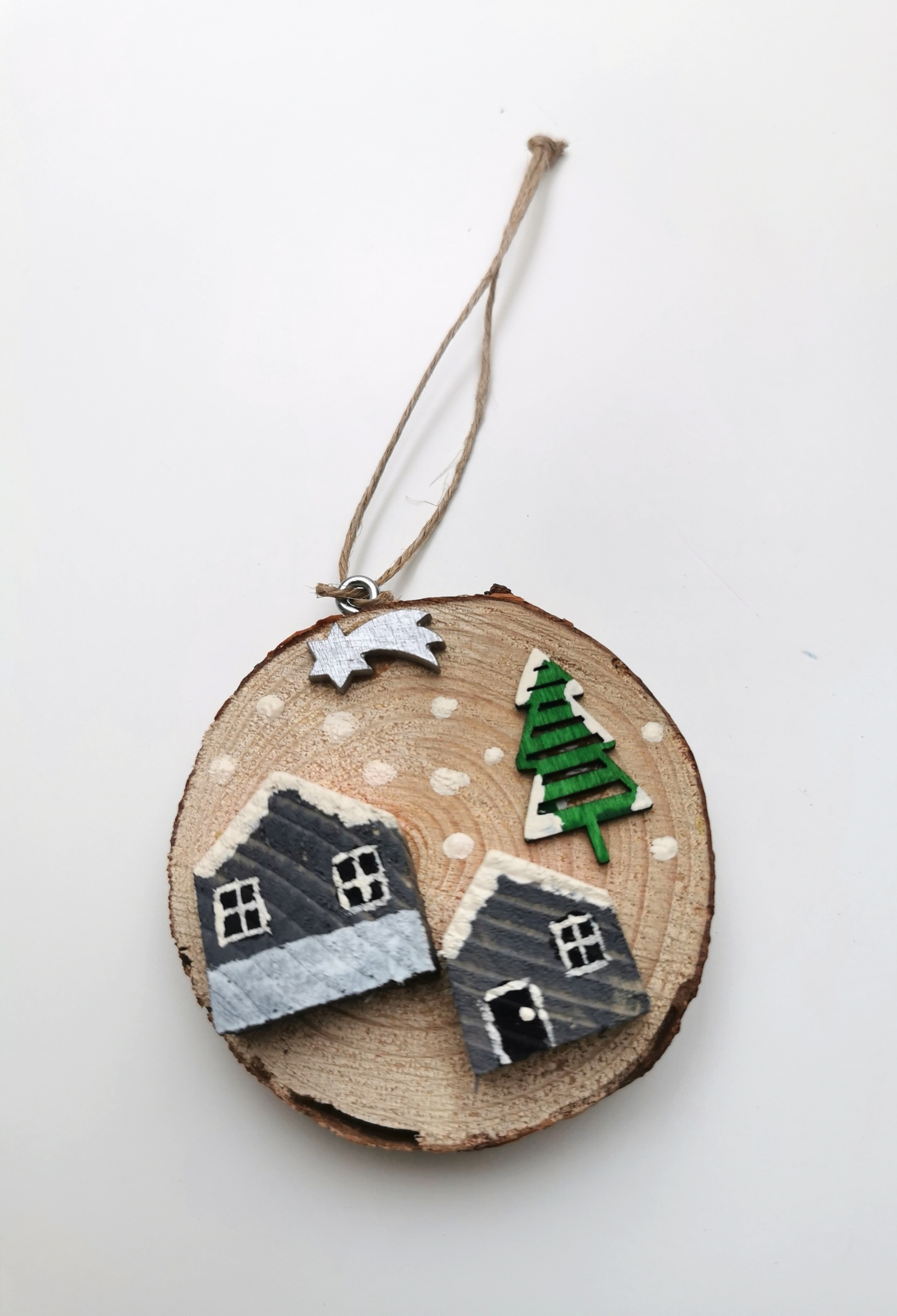 Dřevěná závěsná dekorace s romantickou zimní scenérií - ŠEDÁ