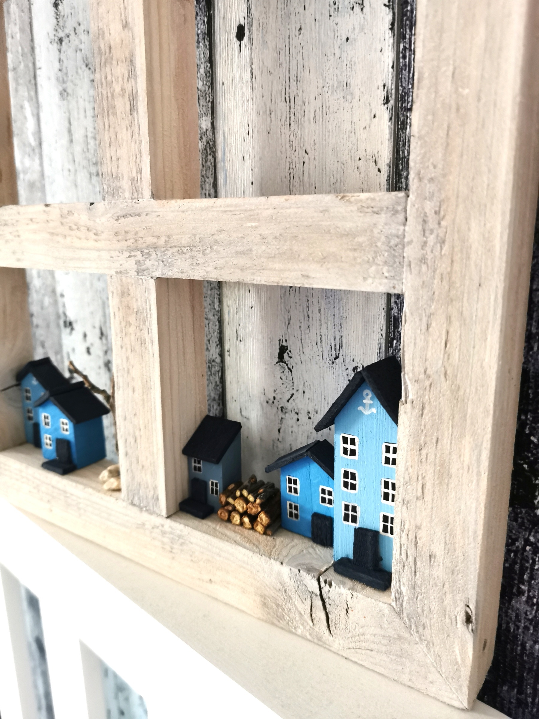 Obraz dřevěné okénko s modrými domečky