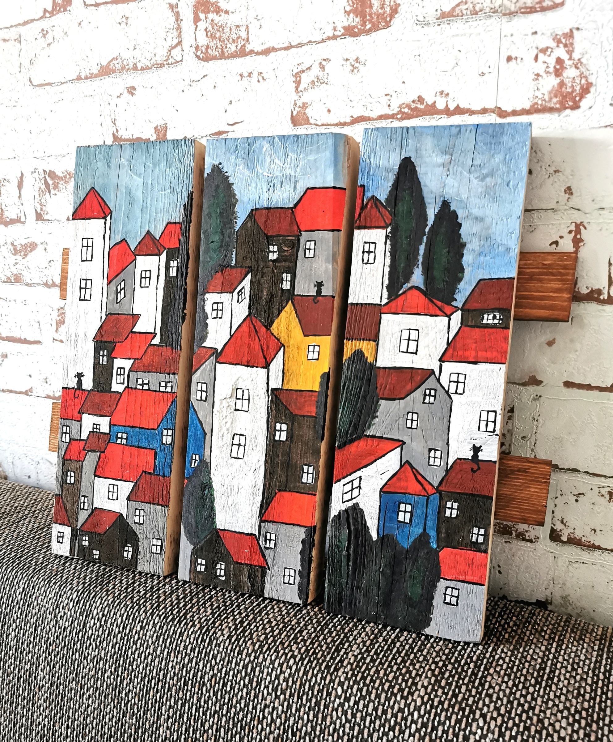 Třídílný dřevěný obraz s barevnými domečky