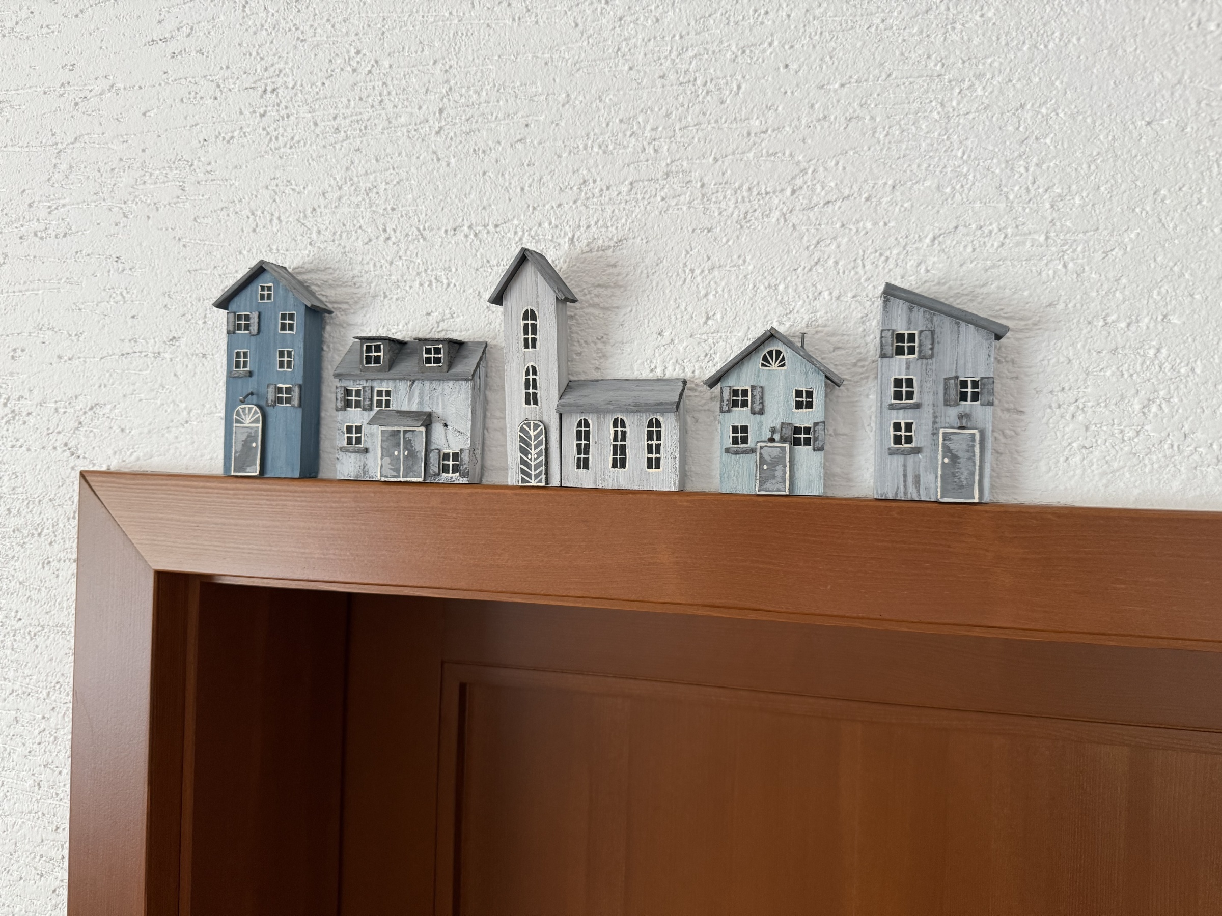 Dekorace na dveřní zárubeň s domečky