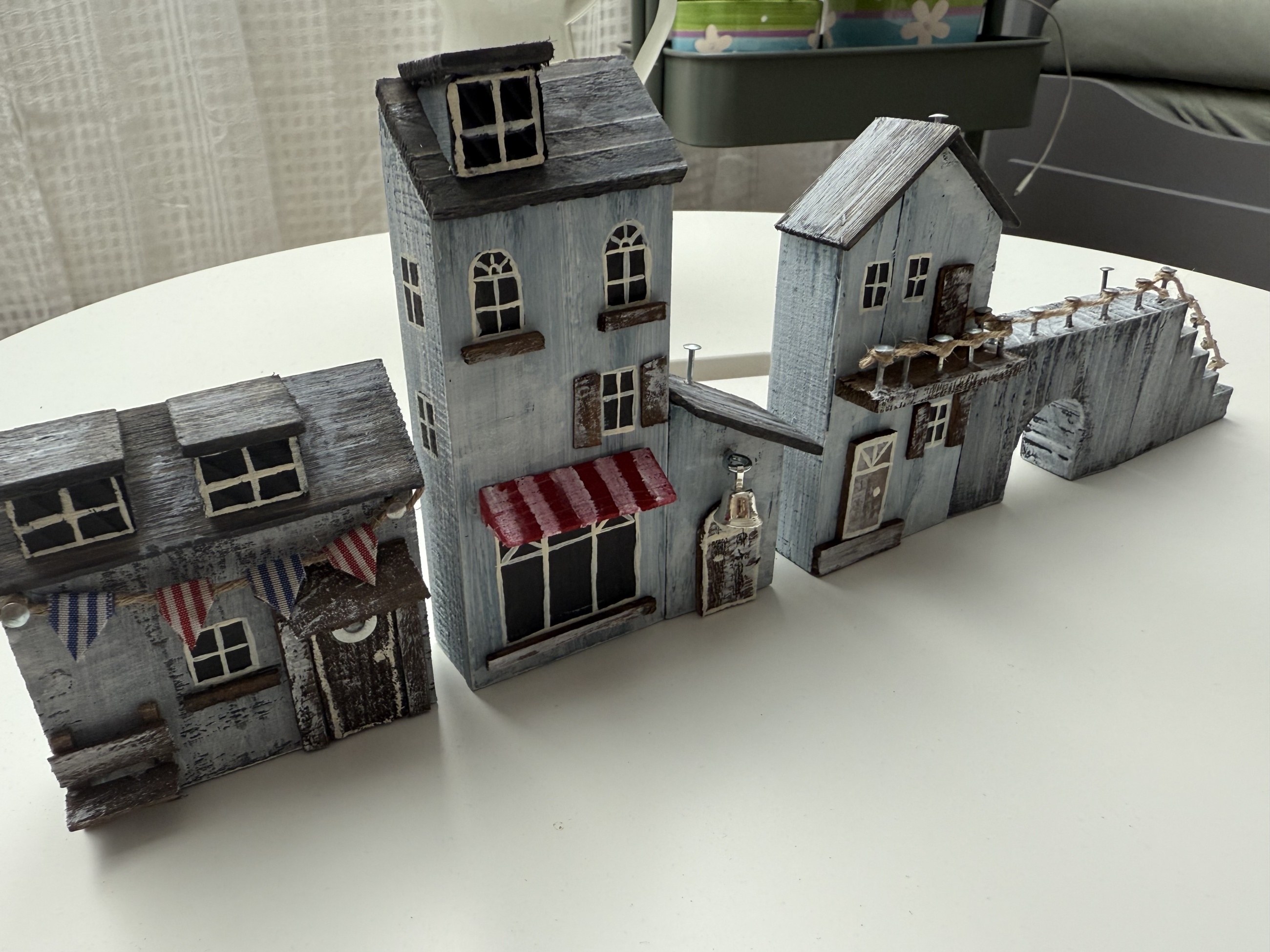 Dekorace na dveřní zárubeň – pokračování kouzelné uličky