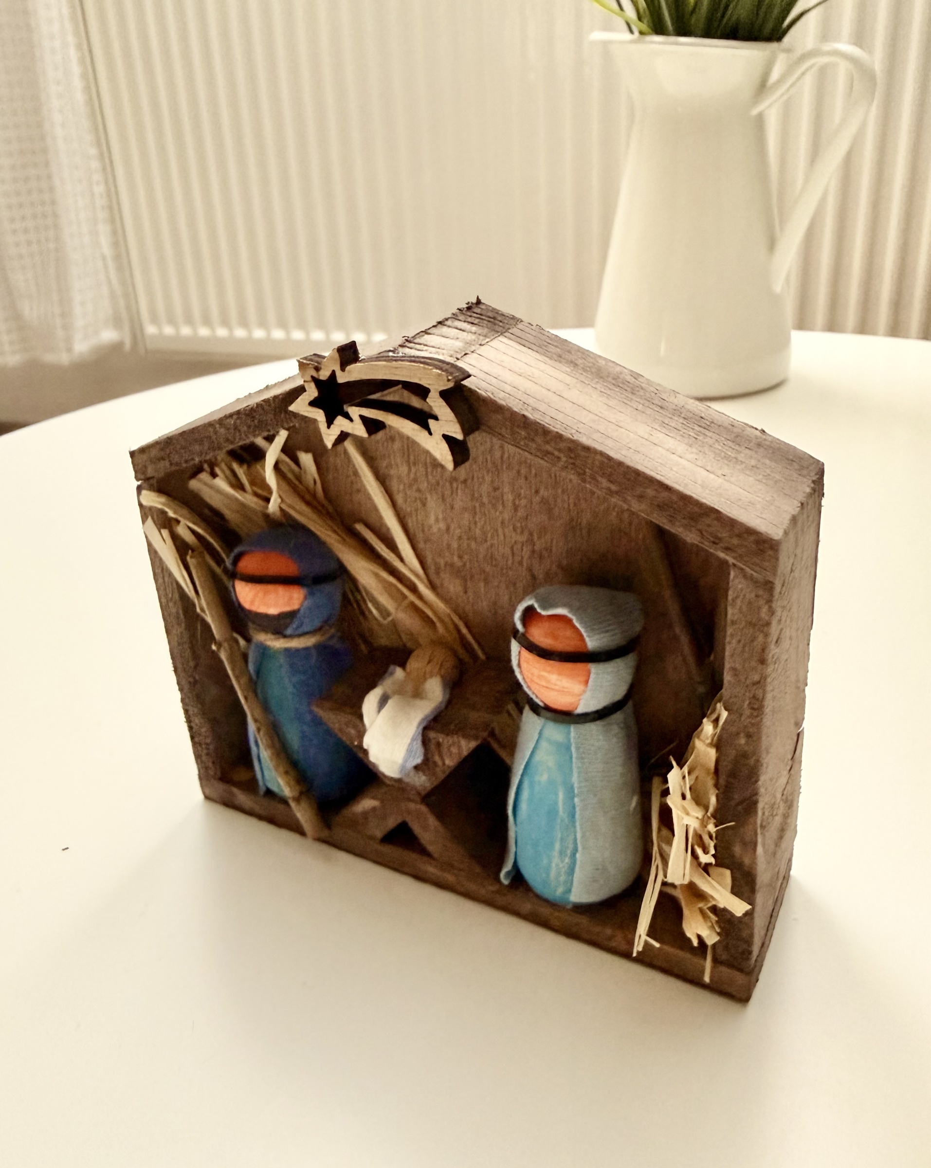 Dřevěný betlém – s Ježíškem a kometou