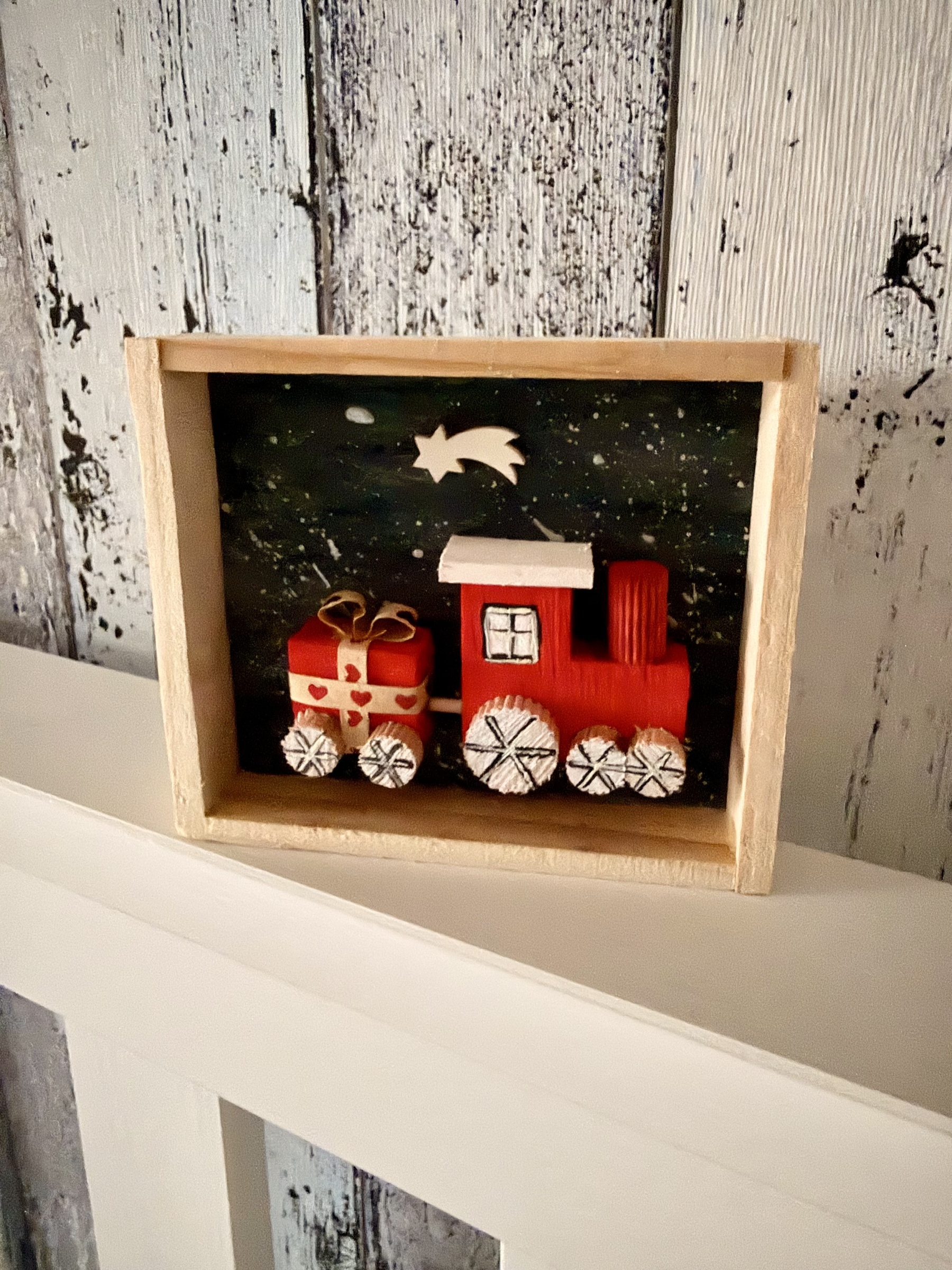 Dřevěný obrázek – vánoční vláček s dárkem