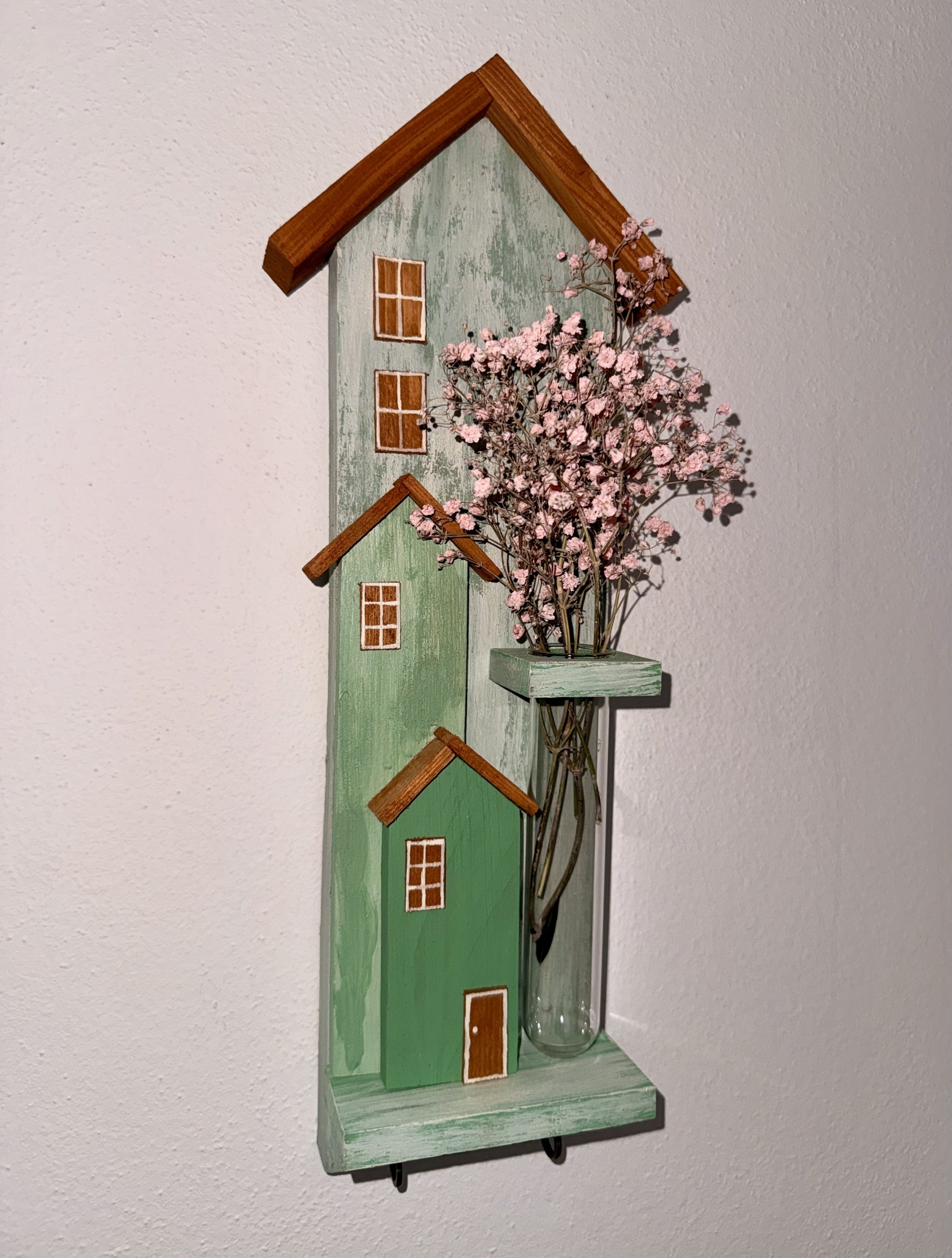 Závěsný domeček se skleněnou vázičkou a háčky