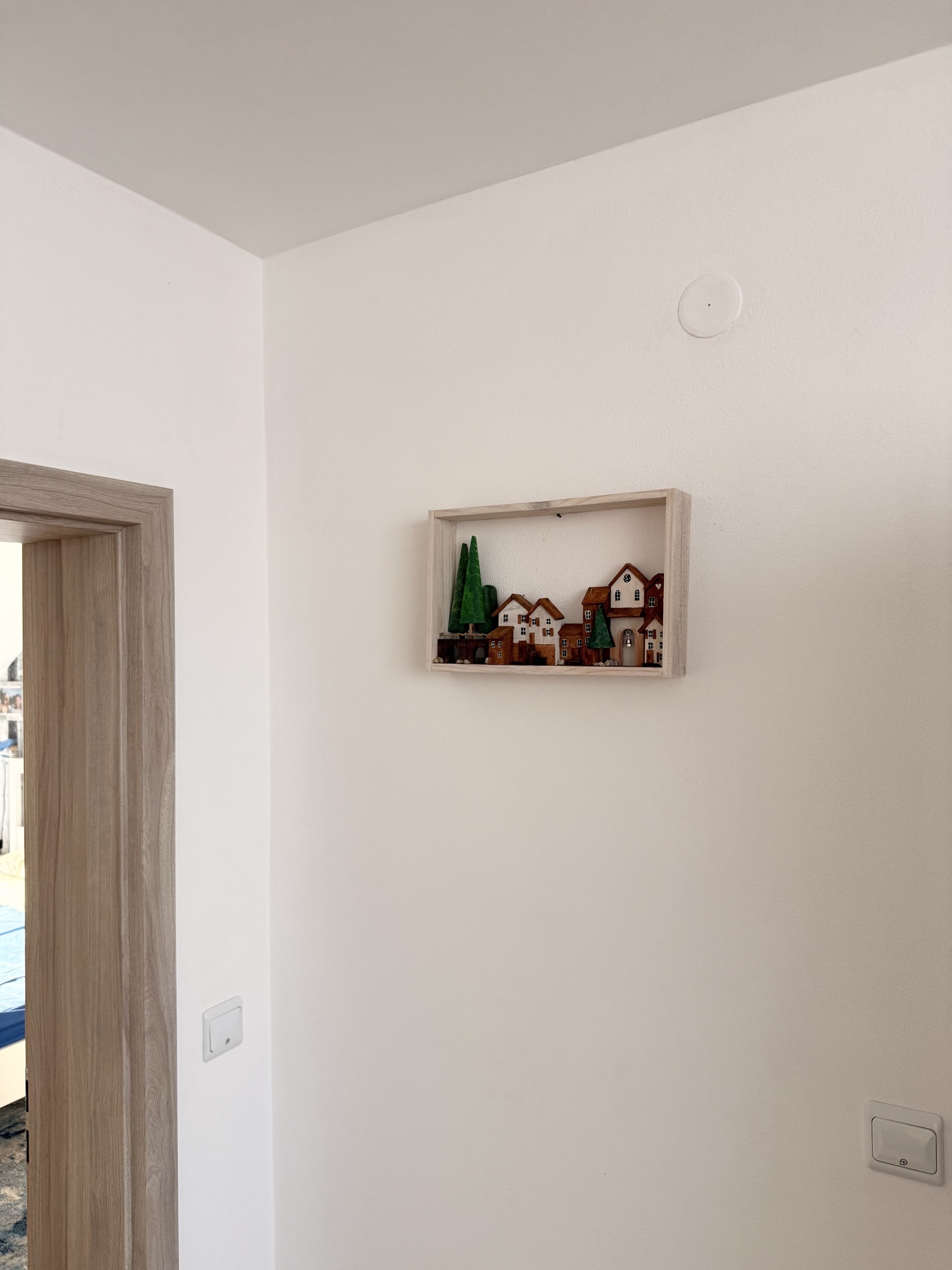 Alpské městečko – dřevěný obraz se zvoničkou