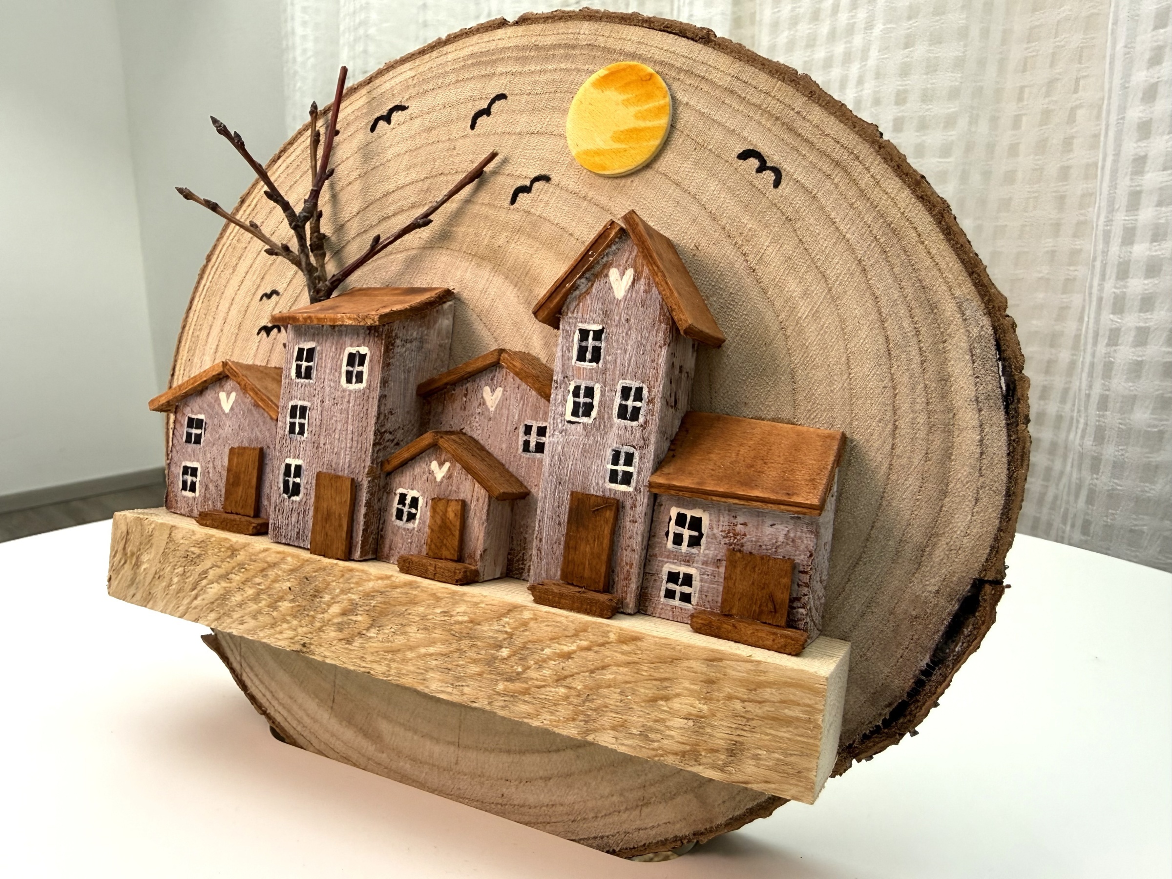 Alpské městečko – dřevěný obraz na kulatině se sluncem