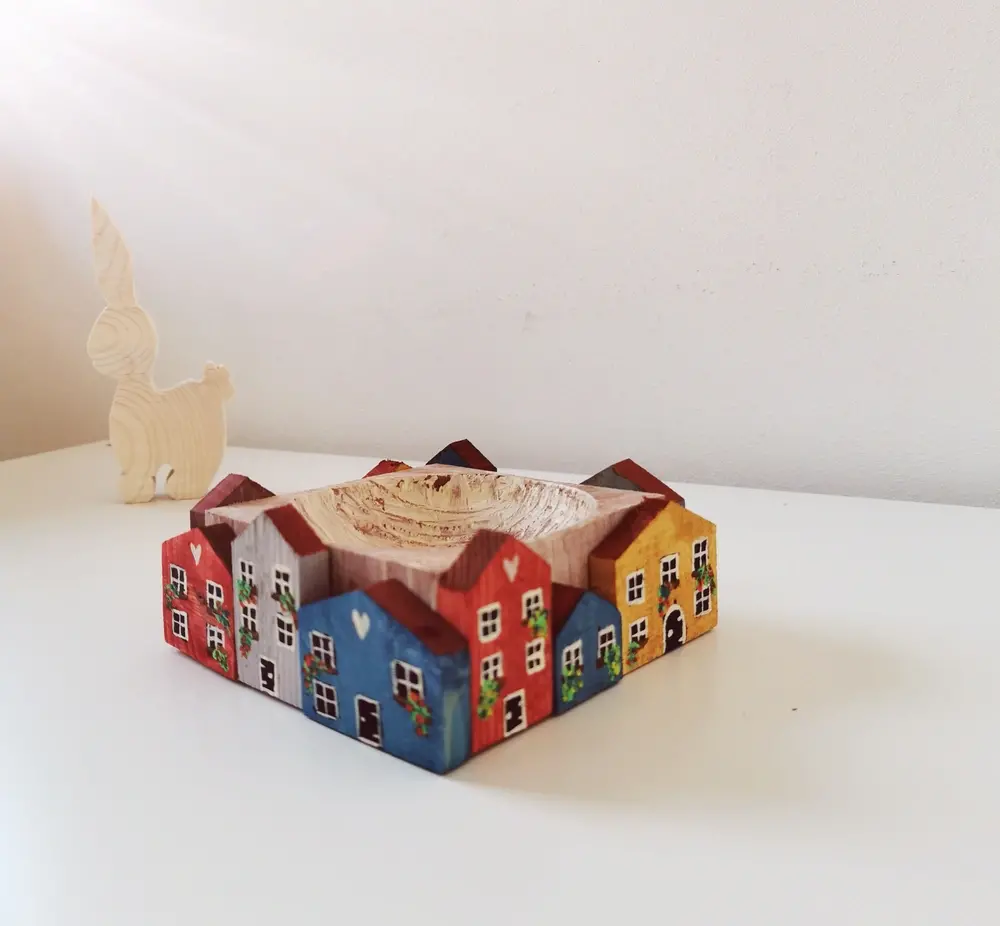 Dřevěná miska s domečky barevná