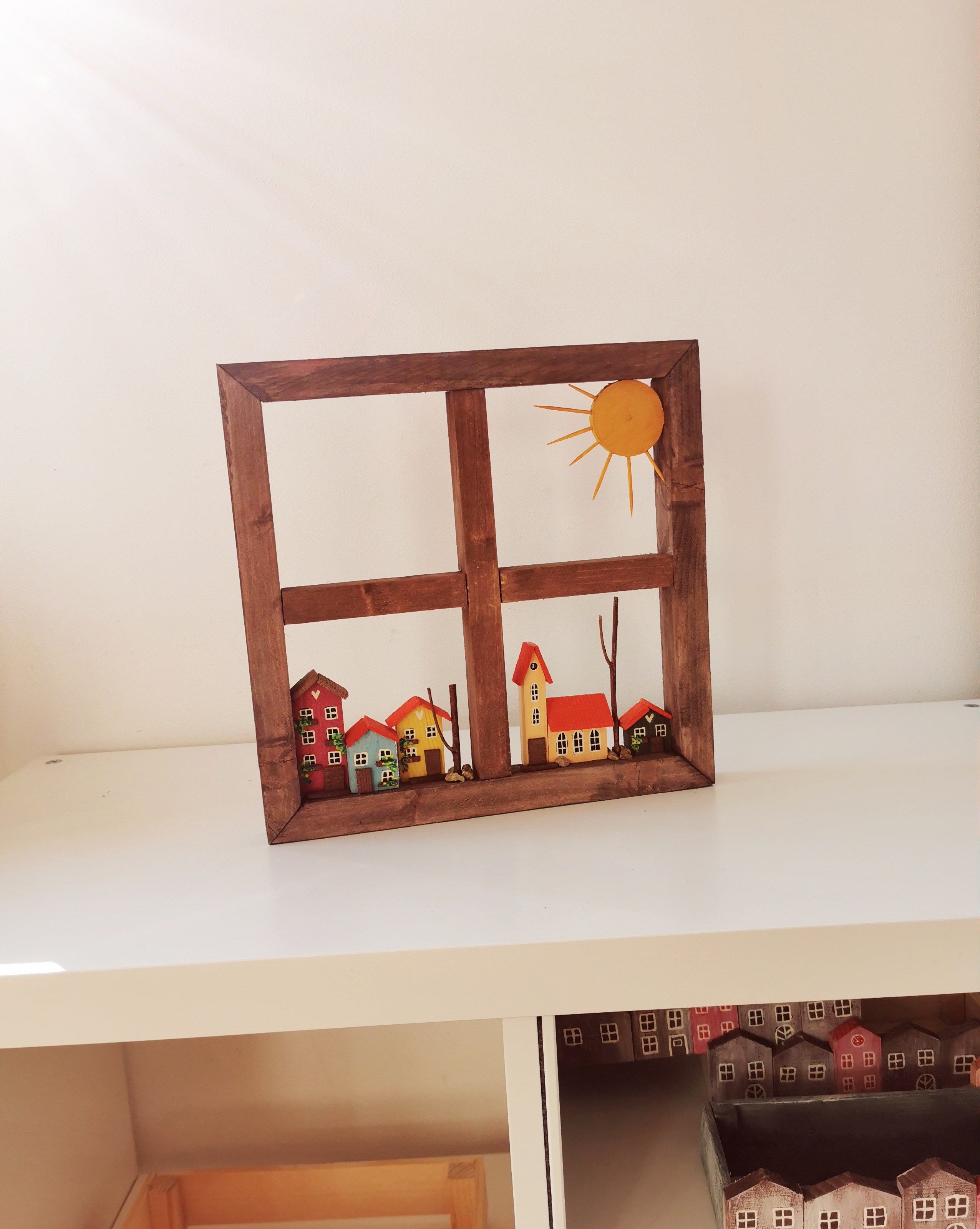 Dřevěný obrázek ve tvaru okna