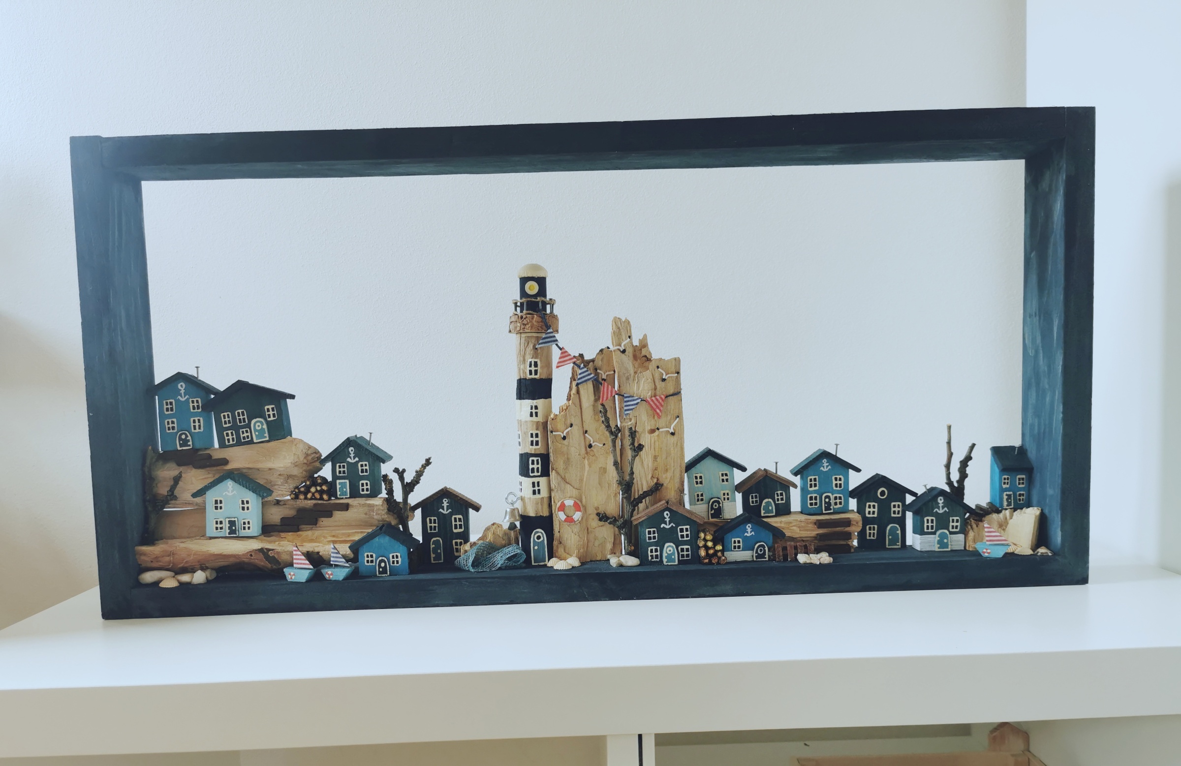 Dřevěný obraz s domečky a majákem