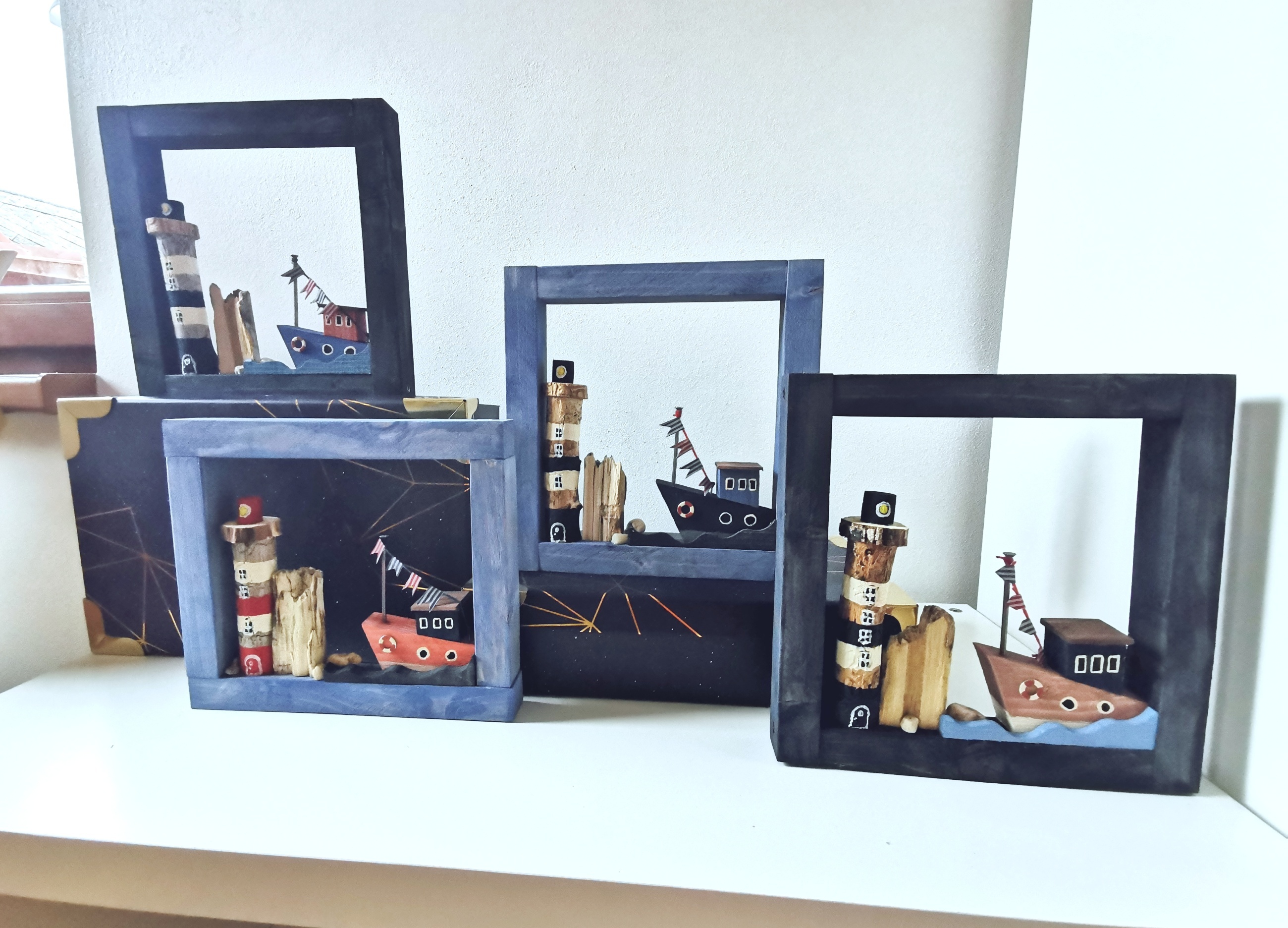 Dřevěný obrázek s majákem a lodí