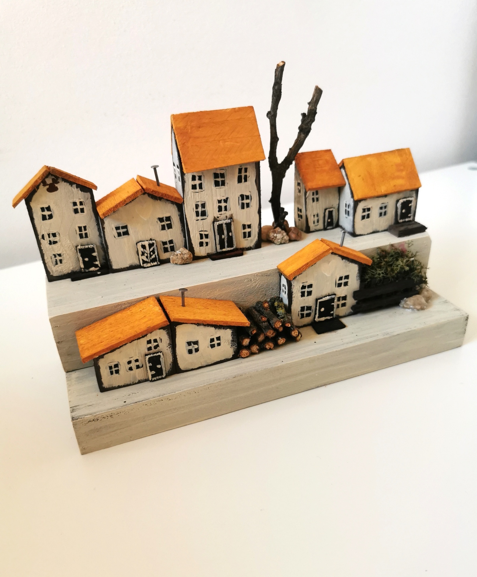 Dřevěná dekorace s malými domečky