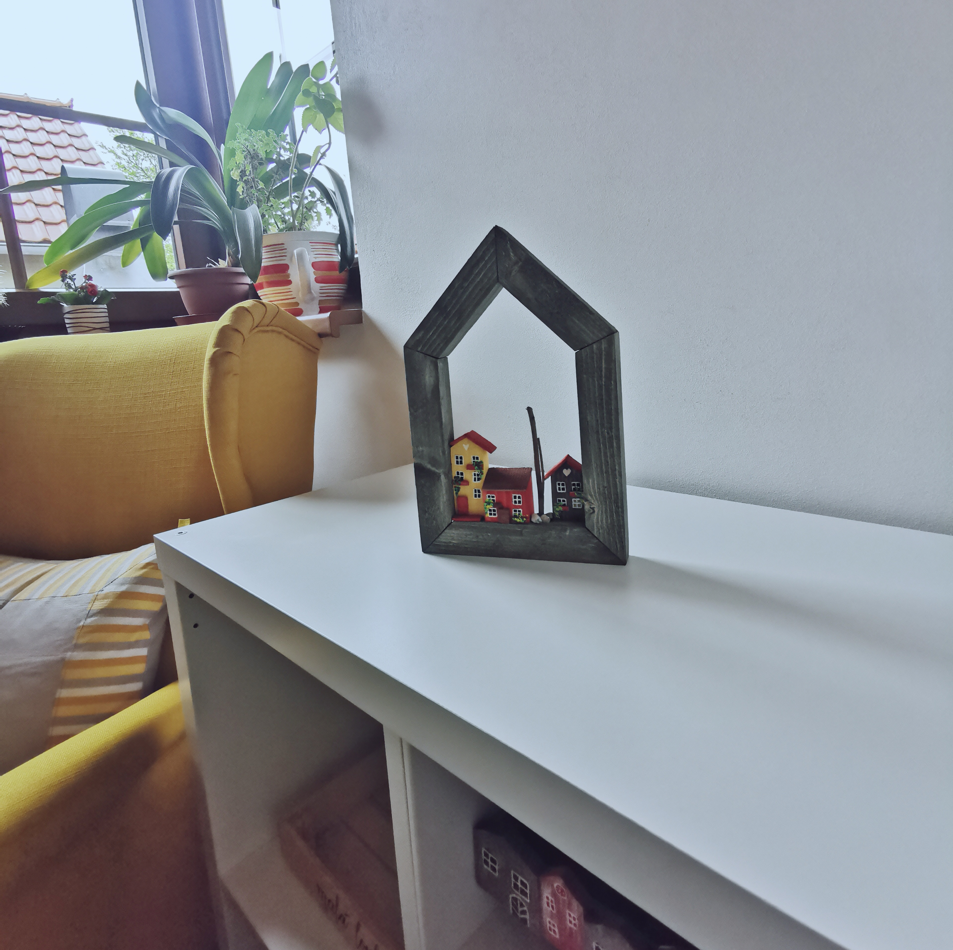 Dřevěný obrázek ve tvaru domku