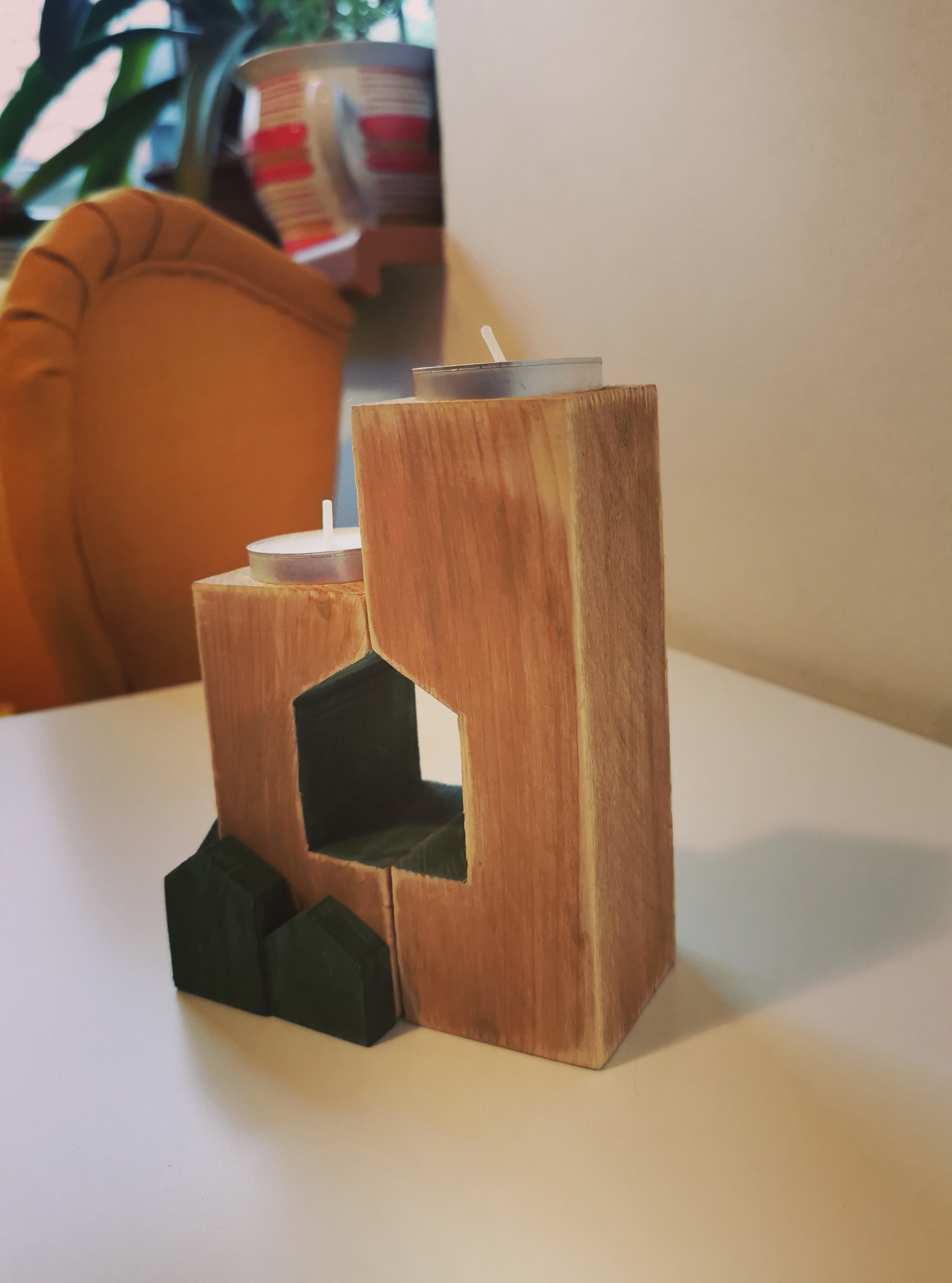 Dřevěný svícen s domečky pro 2 čajové svíčky