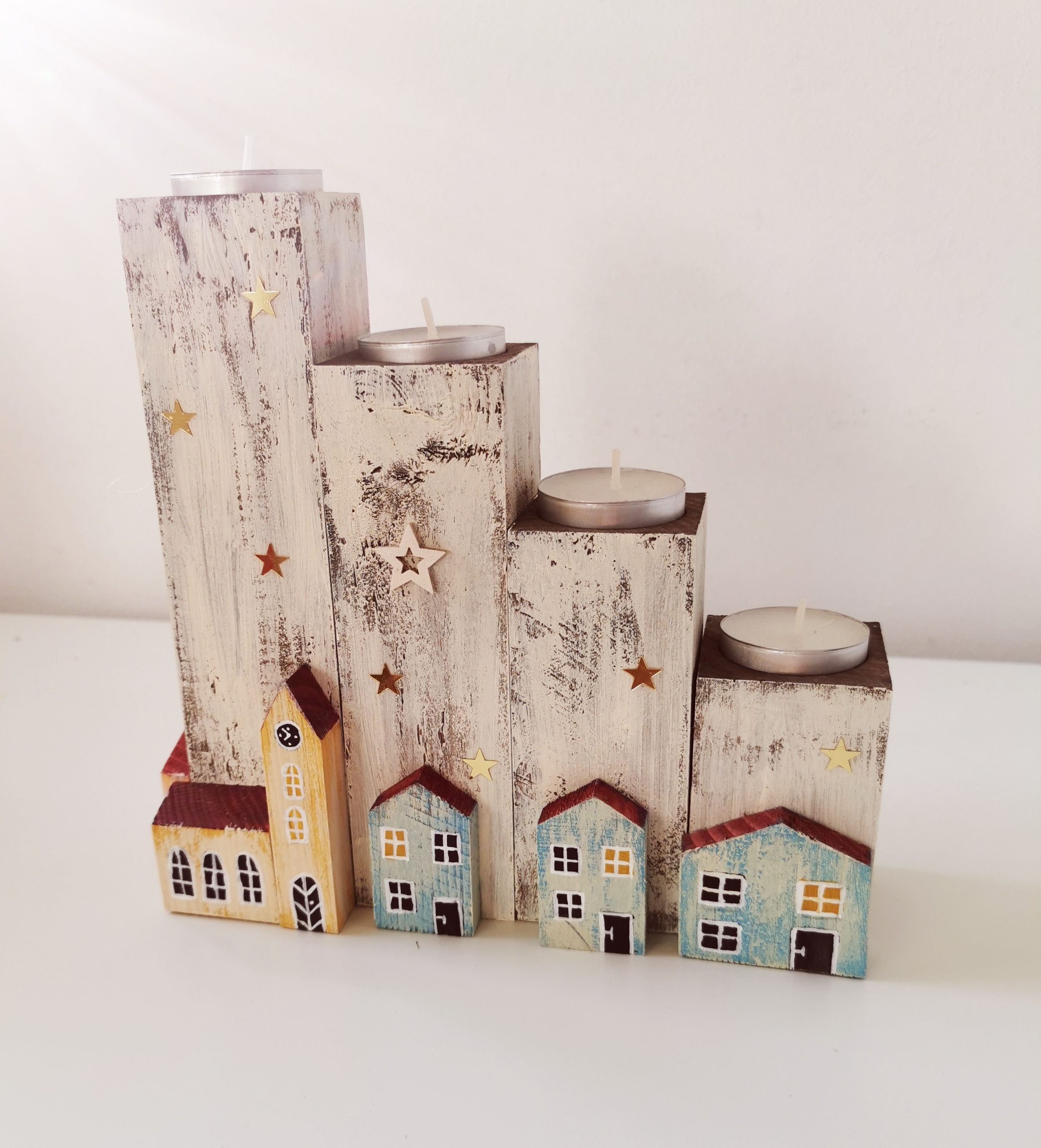 Dřevěný čtyřdílný svícen s dekoracemi s domečků (8-20cm)