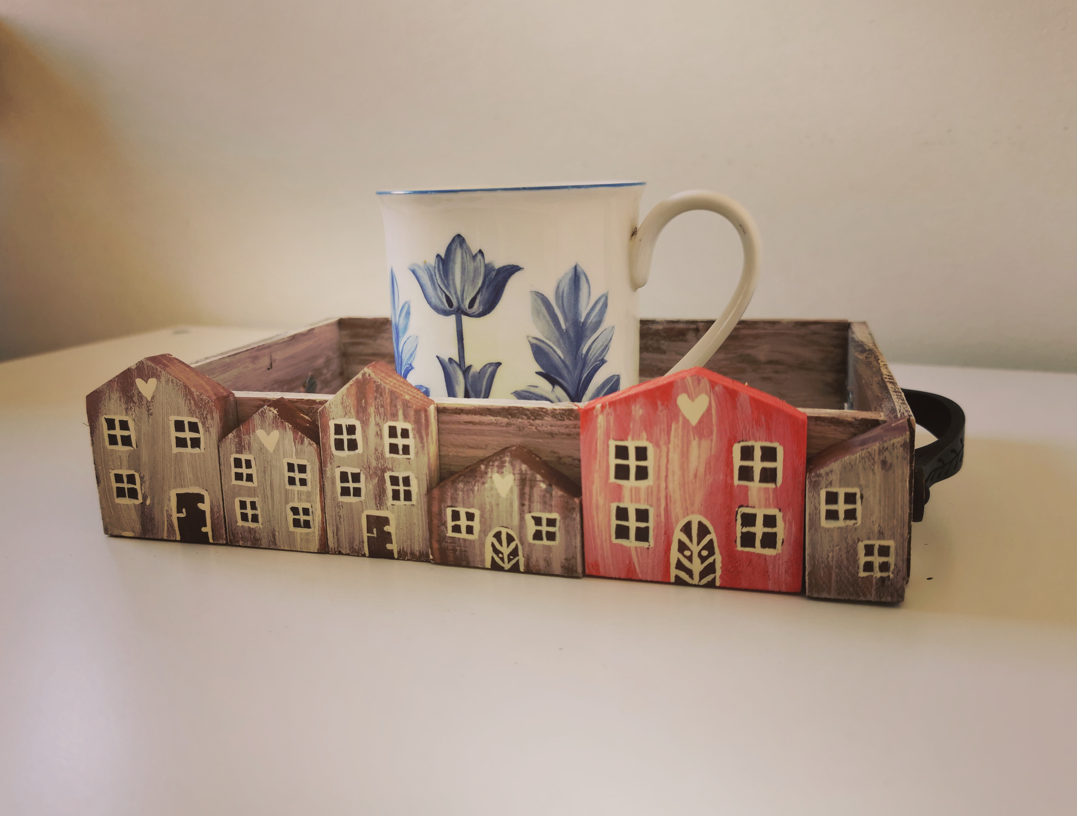 Dřevěný tácek s vintage kovovými madly