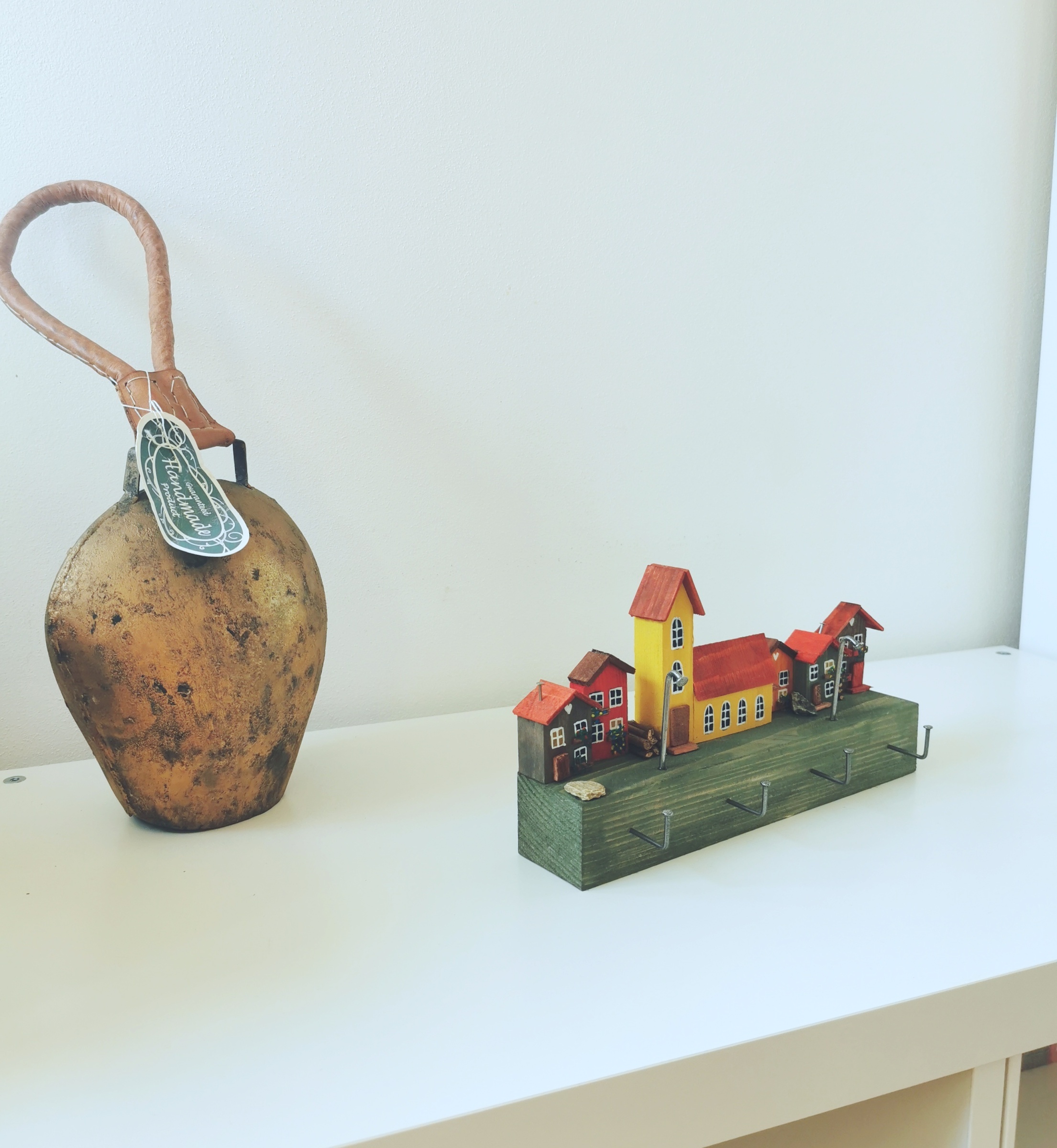 Věšák na klíče s domečky